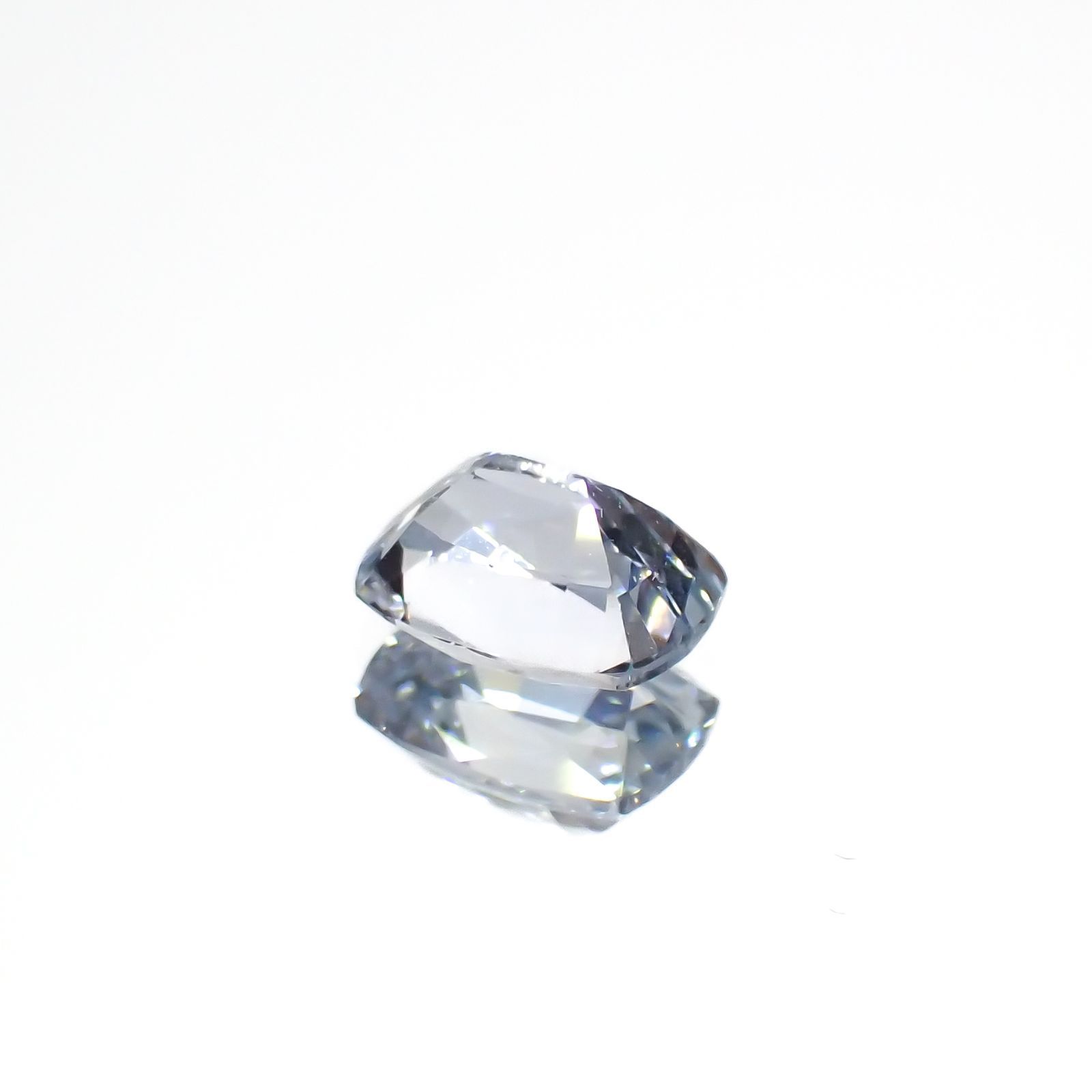 アイスブルーサファイア(宝石名サファイア)スリランカ/マダガスカル産 0.68ct 識別済[220817456]5.7x4.3mm前後