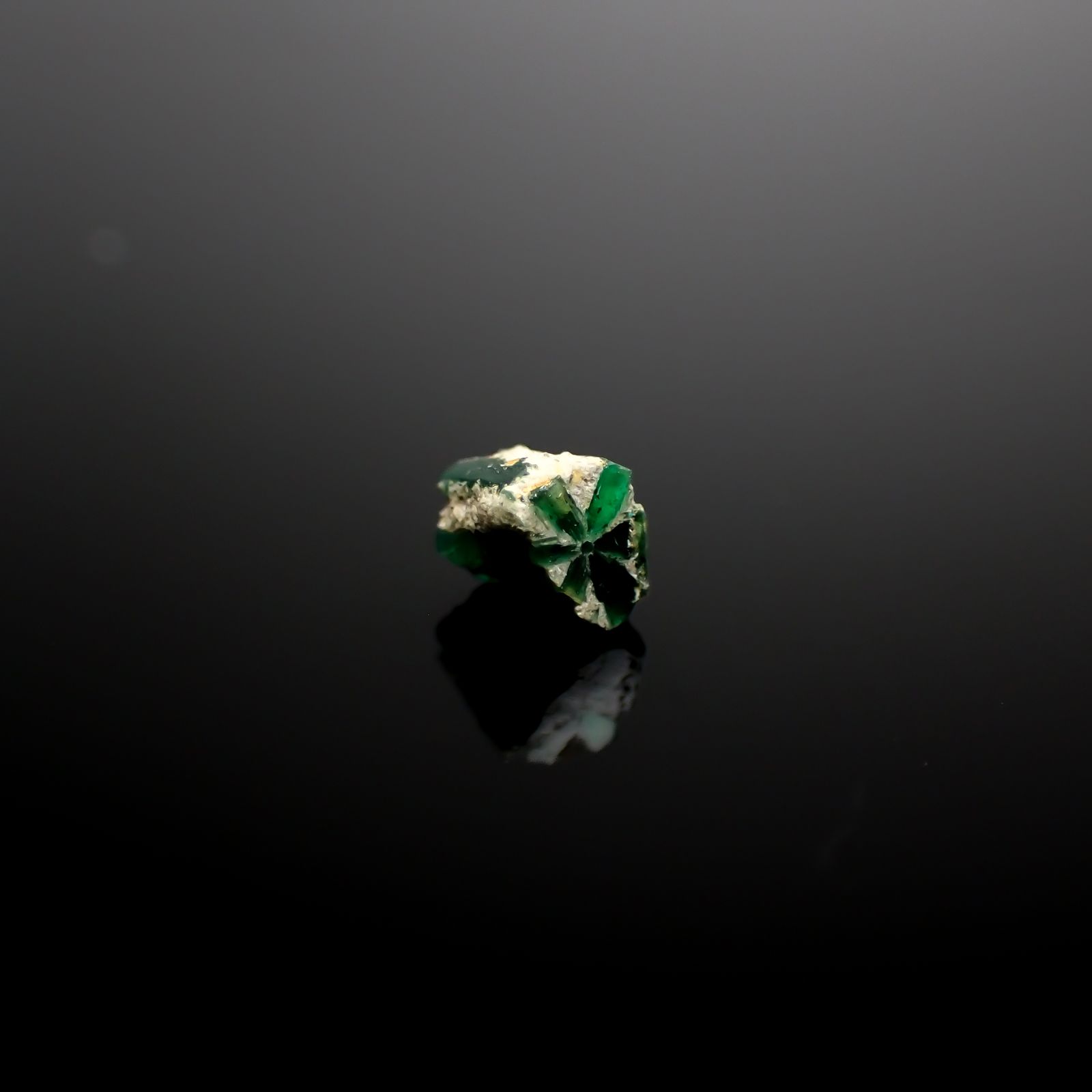 逆トラピッチェエメラルド 原石 コロンビア産 0.51ct[240627843]4.1x3.5mm前後