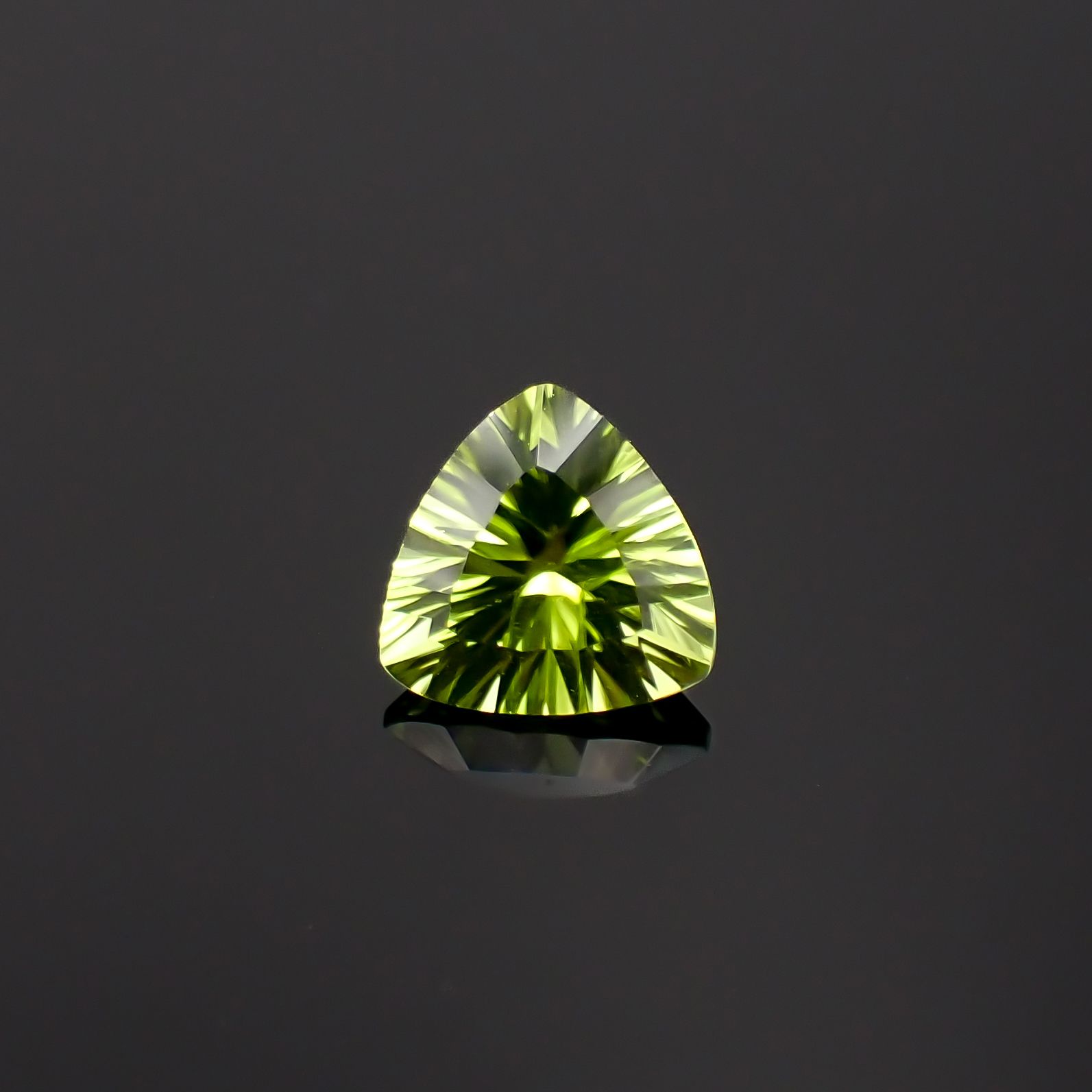◇コンケーブカット◇ペリドット 中国産 1.25ct[230622289]7x7.1mm前後