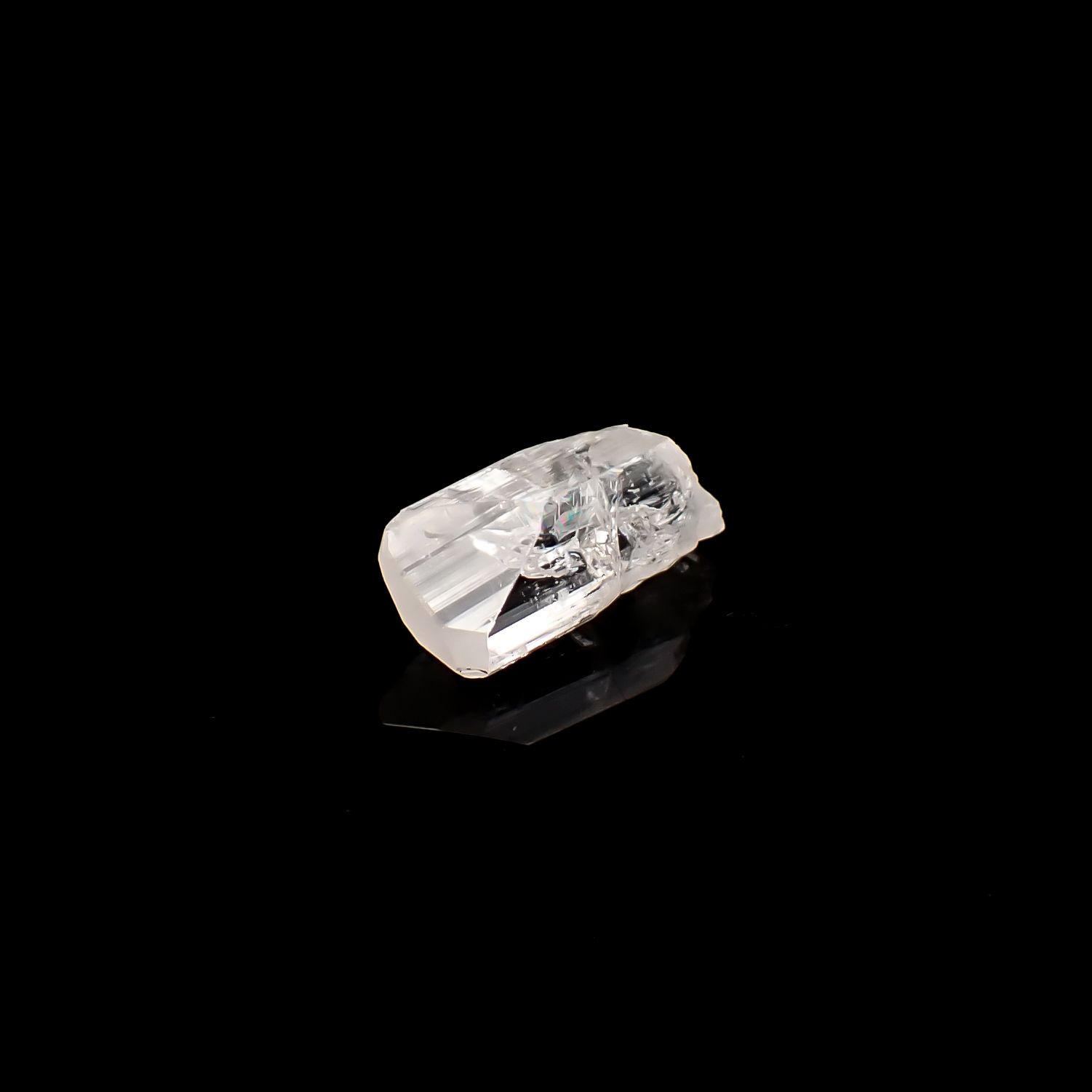 ダンビュライト原石 メキシコ産 9.85ct / 20x8.1mm前後 [260532170]
