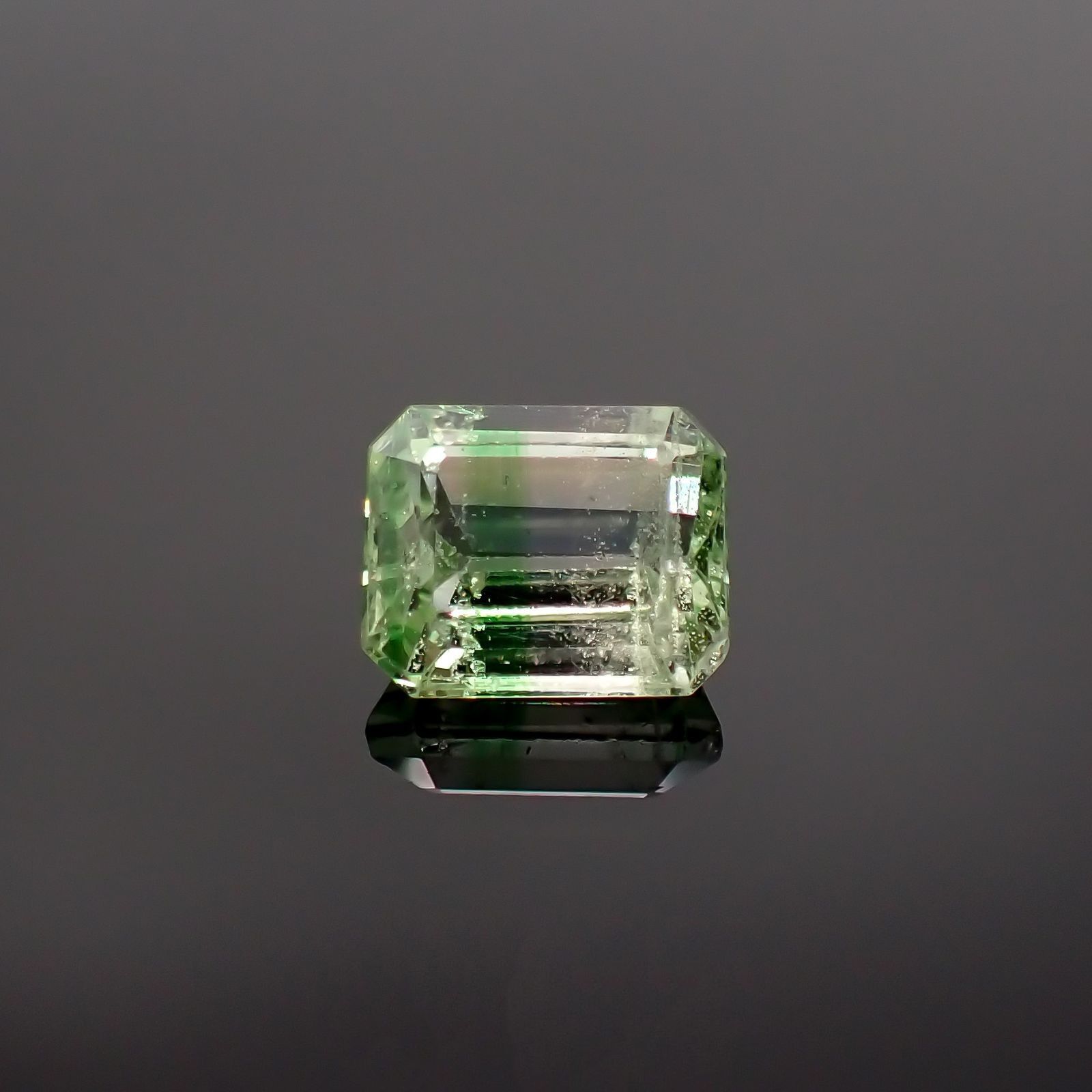 バイカラーツァボライト(宝石名グリーン グロッシュラー・ガーネット) タンザニア産 識別済 0.97ct / 5.9x4.8mm前後 [210711567]