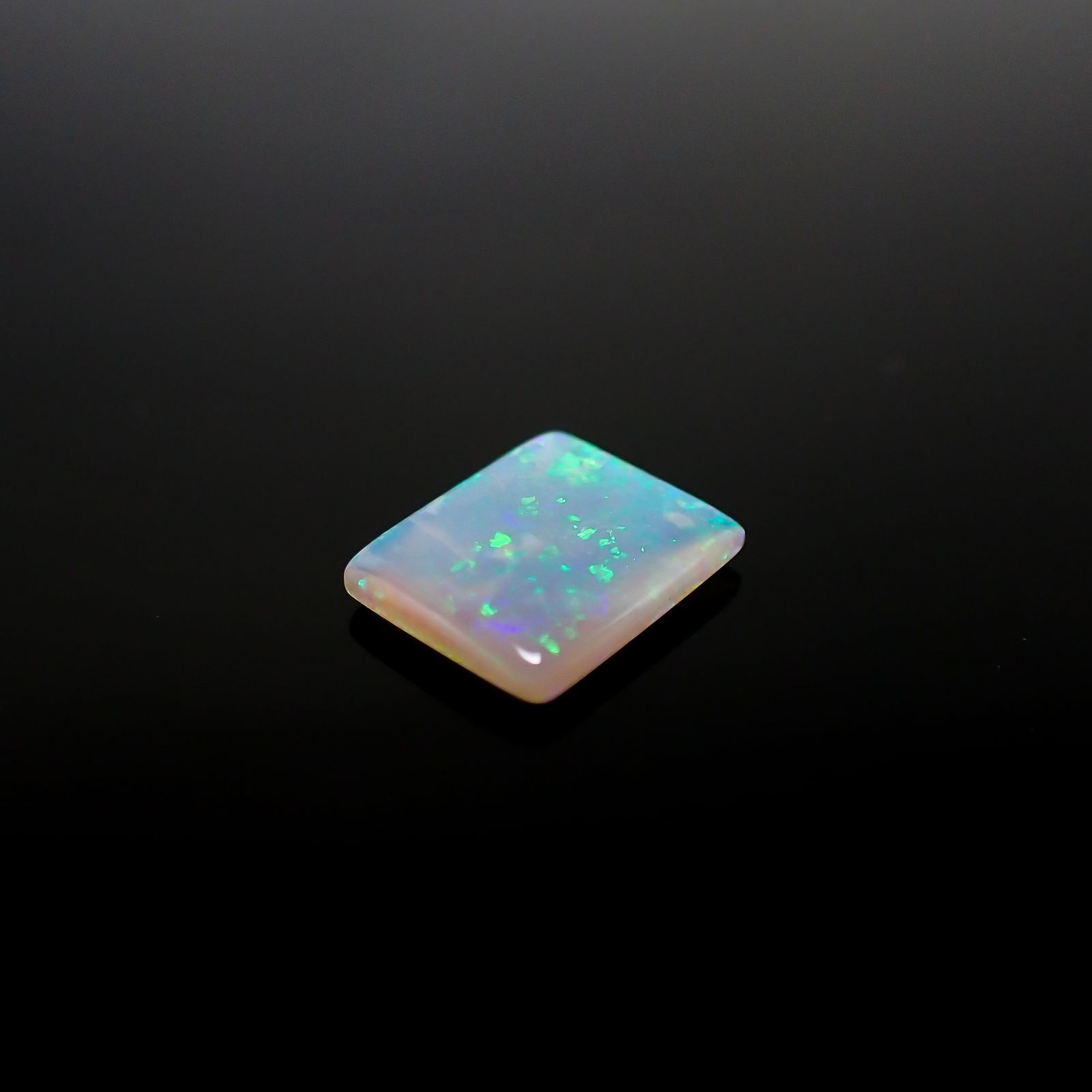 オパール(宝石名オパール) オーストラリア産 ソ付(彩珠) 1.552ct / 9.9x8mm前後 [210711332]