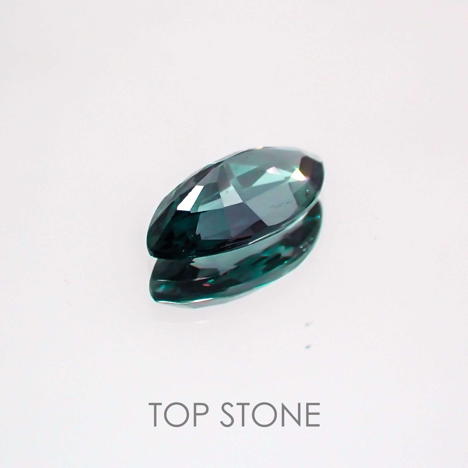 カラーチェンジガーネット(アレキタイプ) マダガスカル・ベキリー産 ルース 0.912ct[21029476]9.2×4.8mm前後