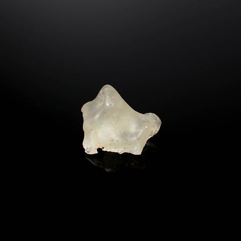 リビアングラス 原石 発見地：エジプト・リビア砂漠 10.72ct [241029288]18.5x16mm前後