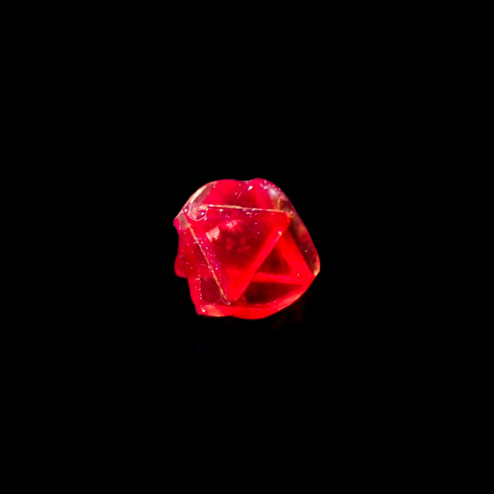 ツインクリスタルスピネル(スピネル式双晶）原石 ビルマ産 0.062ct[231124057]2.7x2.8mm前後