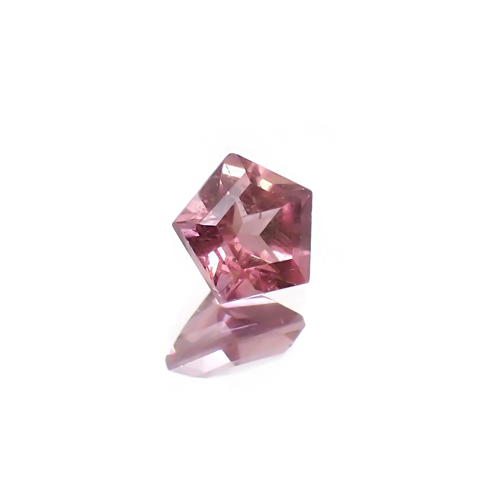 ◇ペンタゴンカット◇マラヤガーネット(宝石名ガーネット) タンザニア産 識別済 0.32ct / 4.1x4.3mm前後 [210210089]