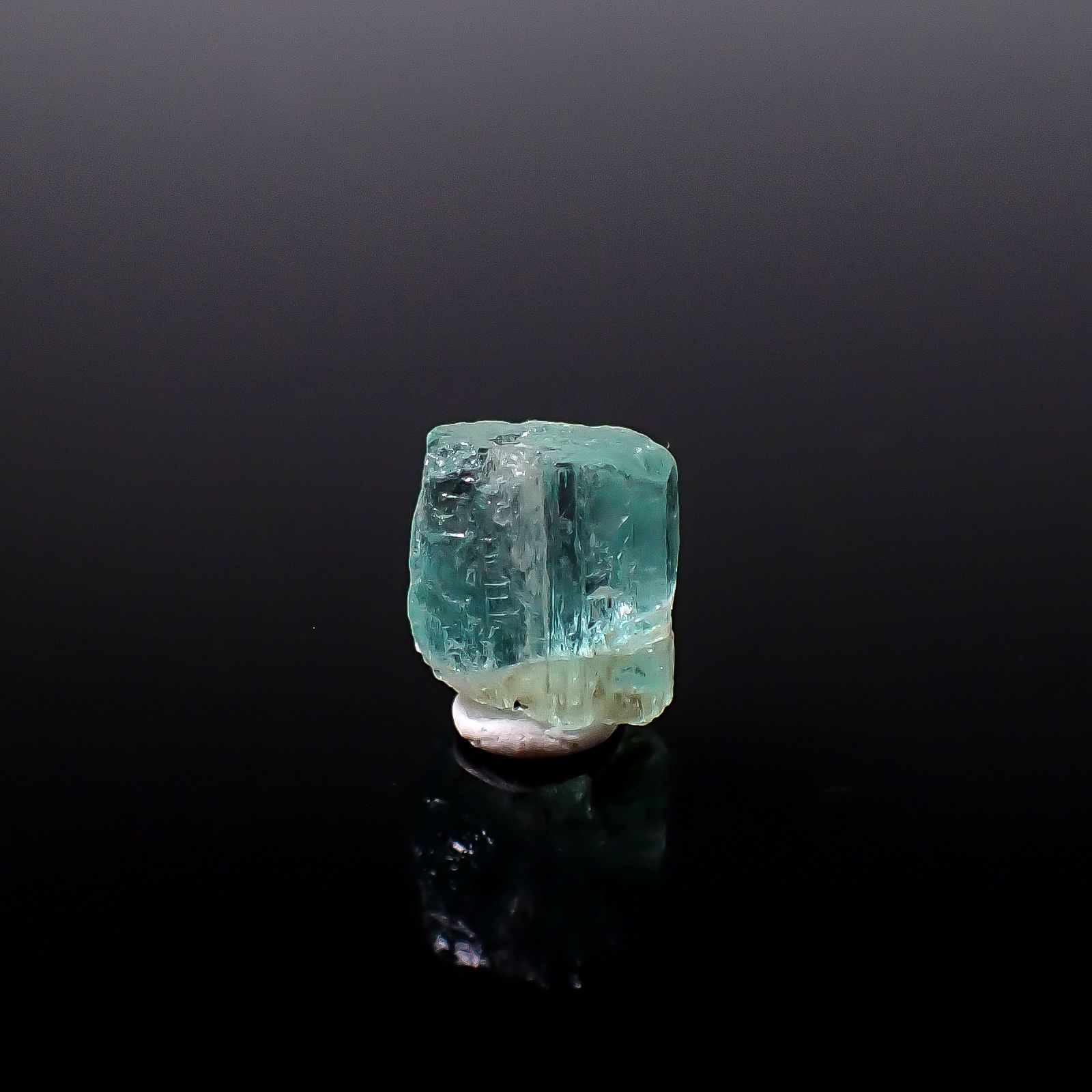 ミントベリル柱状結晶 原石 ナイジェリア産 3.24ct / 8.4x8mm前後 [251231424]