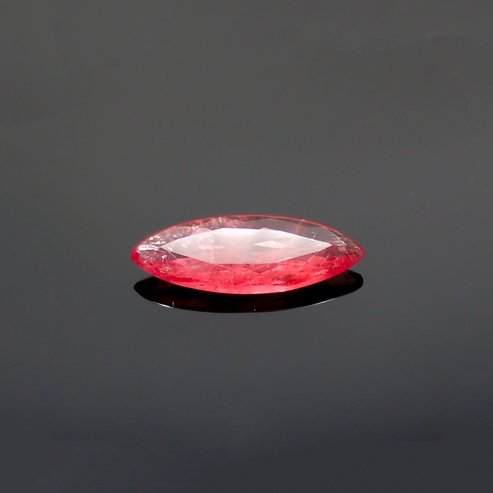 ロードナイト(宝石名ロードナイト)ブラジル産 識別済 1.60ct / 14.4x5.5mm前後 [220113937]