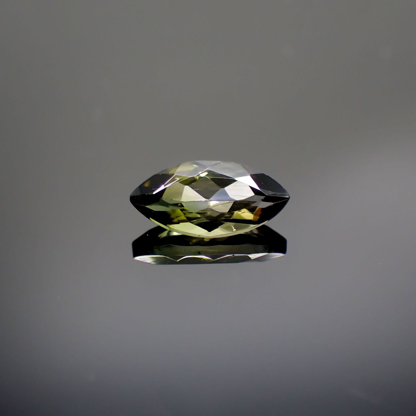 バイカラートルマリン(宝石名バイカラー・トルマリン) ブラジル/アフリカ産 0.81ct 識別済[211013569]9.1×4.4mm前後