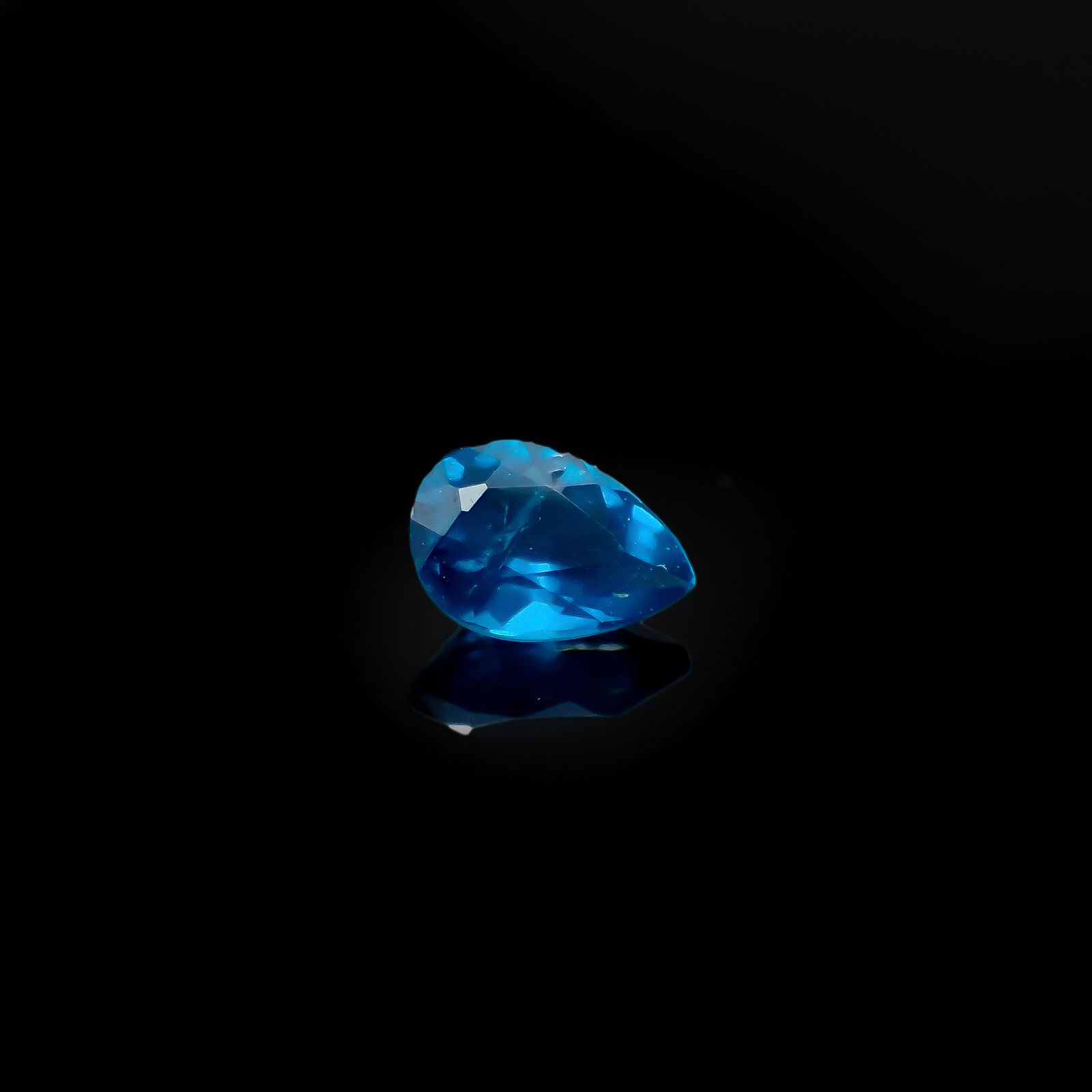 アウイナイト フルオレッセンス(宝石名アウイナイト)ドイツ産 0.11ct 識別済[240527502]4x2.8mm前後