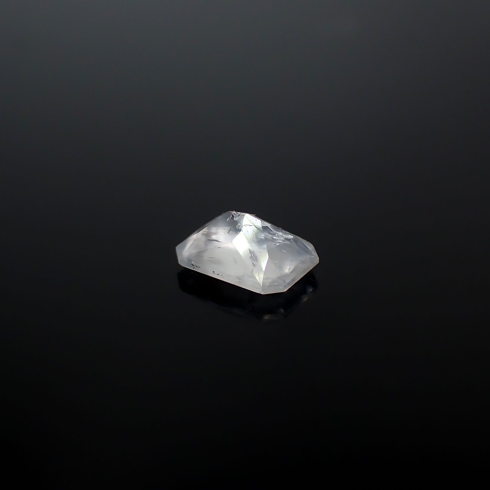 カタプレイアイト(宝石名カタプレイアイト)カナダ産 0.349ct ソ付(日独)[250830963]5.29x3.84mm前後