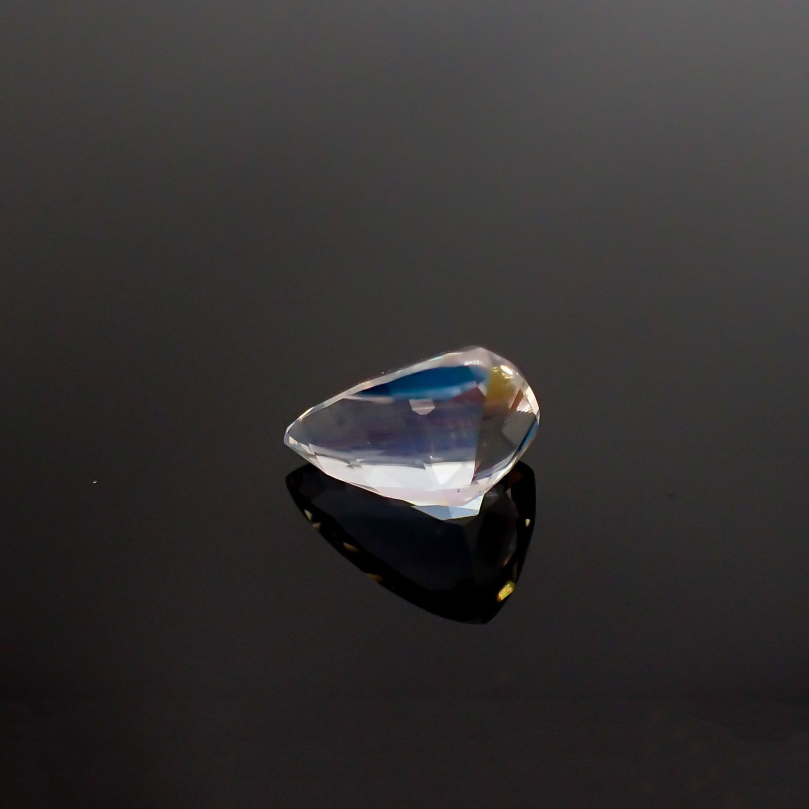 レインボームーンストーン(宝石名ラブラドライト) マダガスカル産 ソ付(彩珠) 1.041ct / 8.2x5.7mm前後 [251211598]