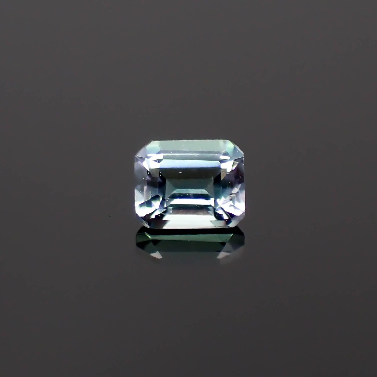 ブルーグリーンコーネルピン(宝石名コーネルピン)タンザニア産 0.13ct 識別済[230421863]3.1x2.6mm前後