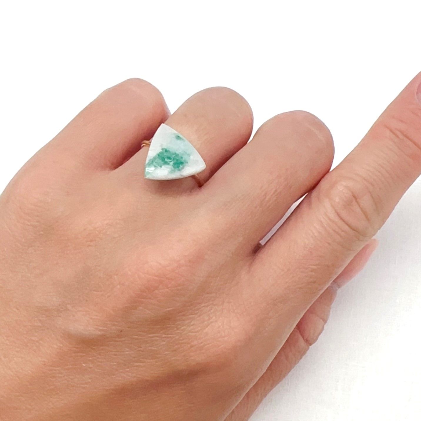 マトリックスエメラルド(エメラルドインクォーツ/フェルドスパー) ブラジル産 4.49ct[240326500]13.1x12.5mm前後