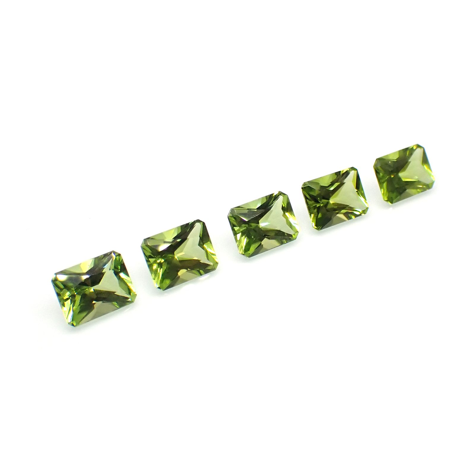 <ランダムセレクト1個販売>ペリドット 中国産 約1.40-1.65ct[230722580]8x6mm前後