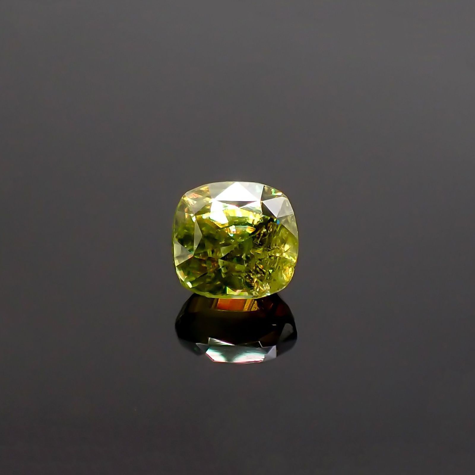 スフェーン(宝石名スフェーン) マダガスカル産 1.028ct ソ付(彩珠)[210712178]5.6×5.2mm前後