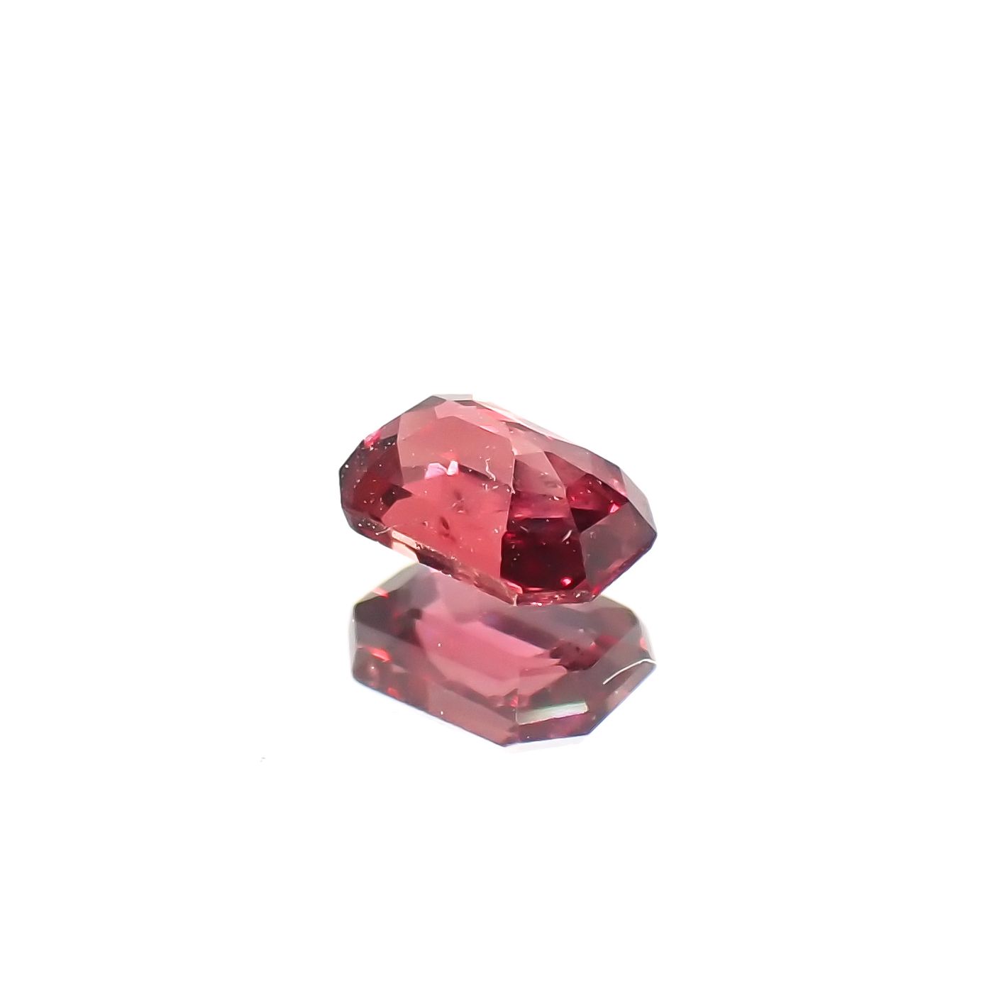 バーガンディーサファイア(宝石名サファイア)タンザニア産 0.24ct 識別済[240226292]3.9x2.7mm前後