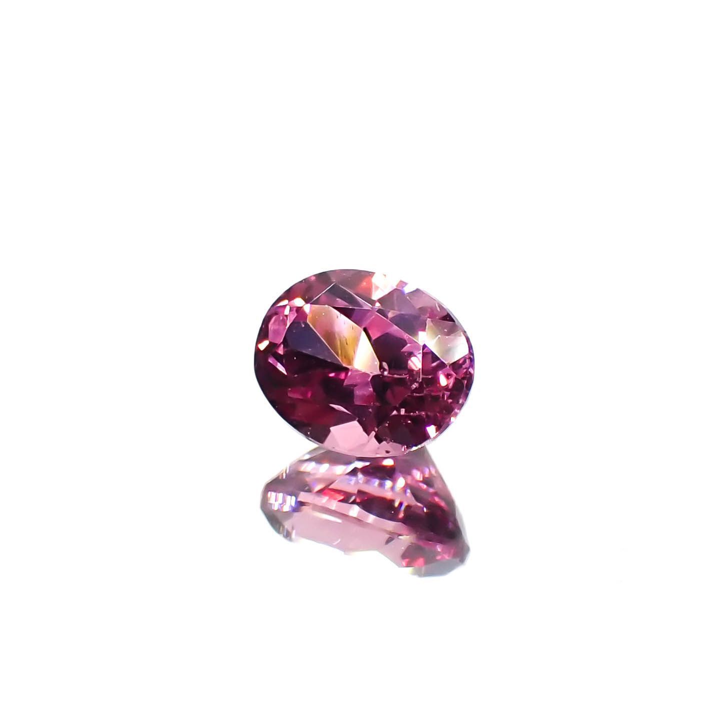 カラーシフトマラヤガーネット(宝石名ガーネット)タンザニア産 0.85ct 識別済[230120274]5.9x4.7mm前後