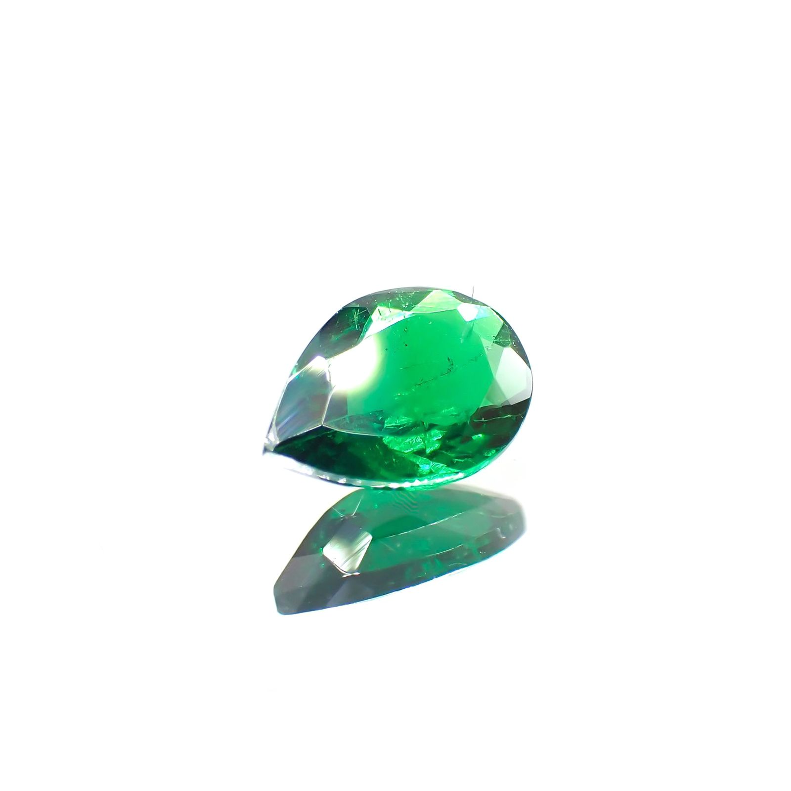 ツァボライト(宝石名グリーン グロッシュラー・ガーネット) タンザニア産 ソ付(彩珠) 0.618ct / 6.9x4.9mm前後 [21069915]