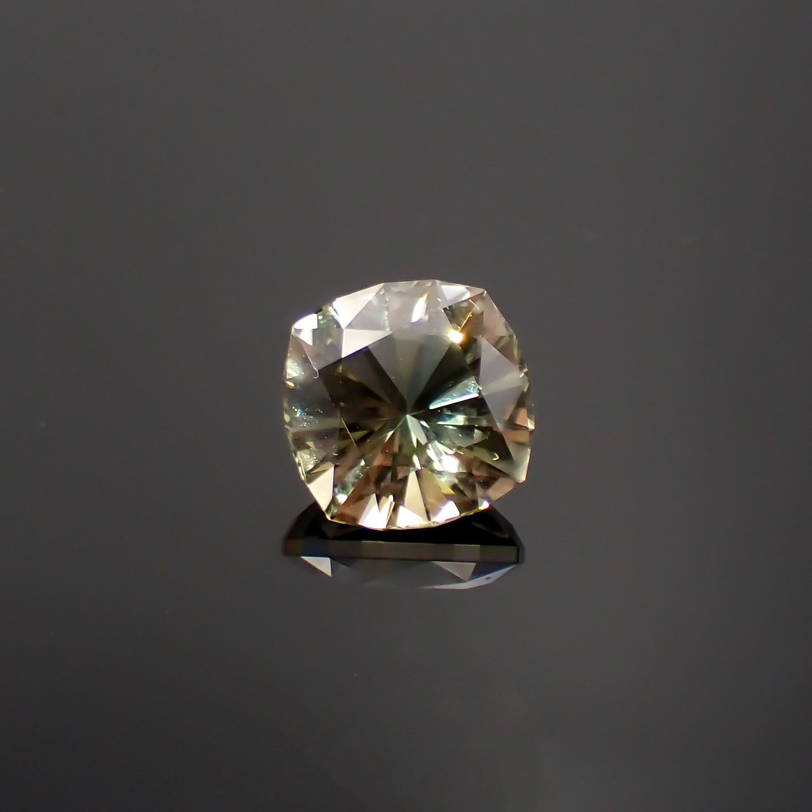 ◇カスタムカット◇バイカラーオレゴンサンストーン(宝石名ラブラドライト)アメリカ・オレゴン州産 2.83ct 識別済[230321115]9.1x9.1mm前後