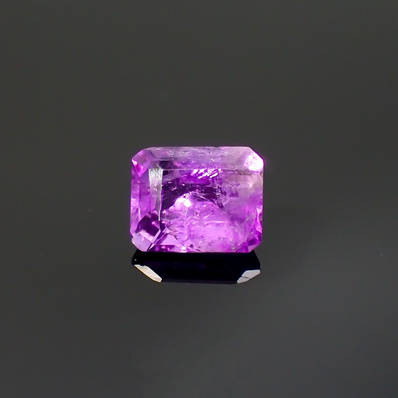 ハックマナイト(宝石名ハックマナイト)アフガニスタン産 識別済 0.41ct / 5.1x4.1mm前後 [260115391]