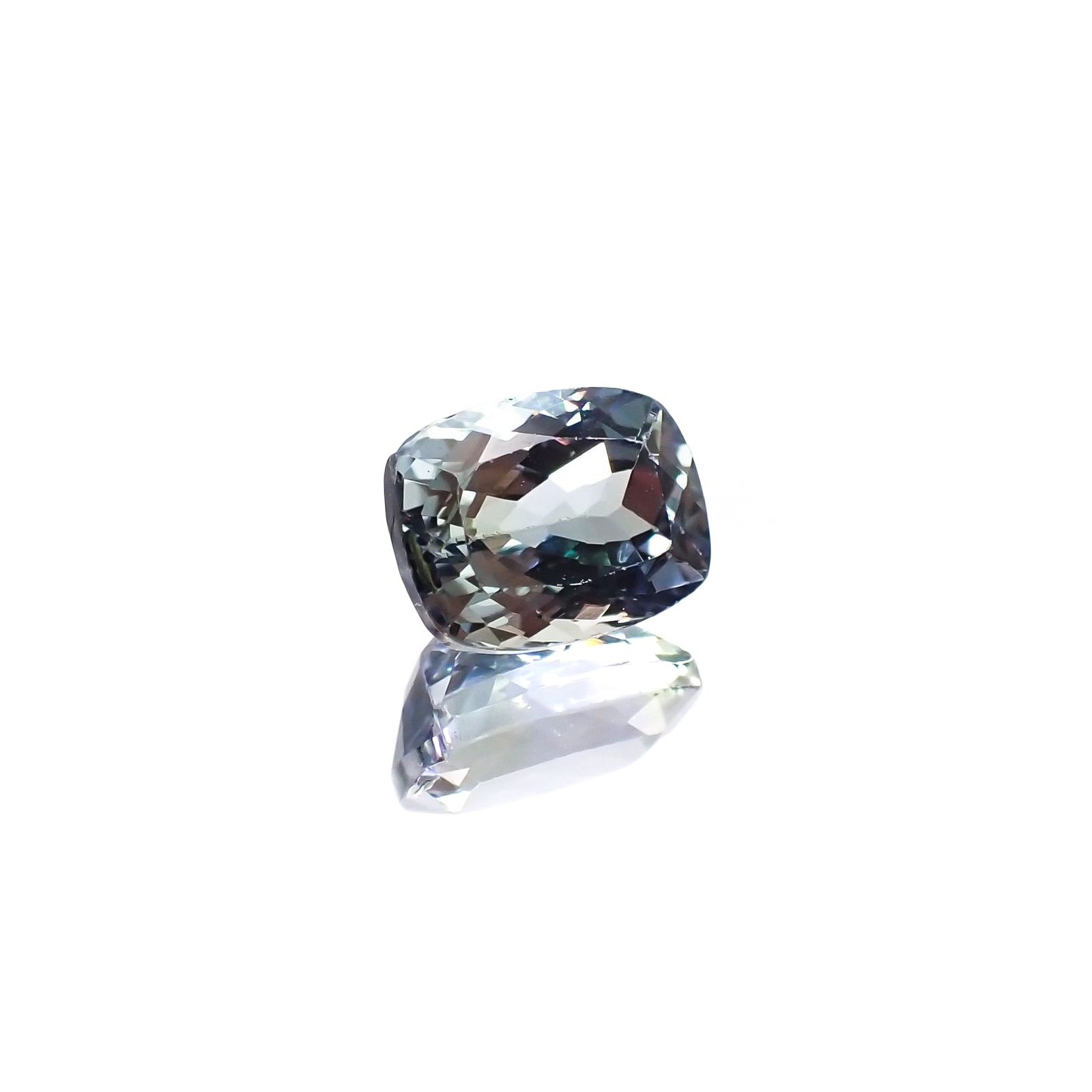 パーティカラータンザナイト(宝石名タンザナイト) タンザニア産 ソ付(彩珠) 2.316ct / 8.3x6.3mm前後 [210711639]
