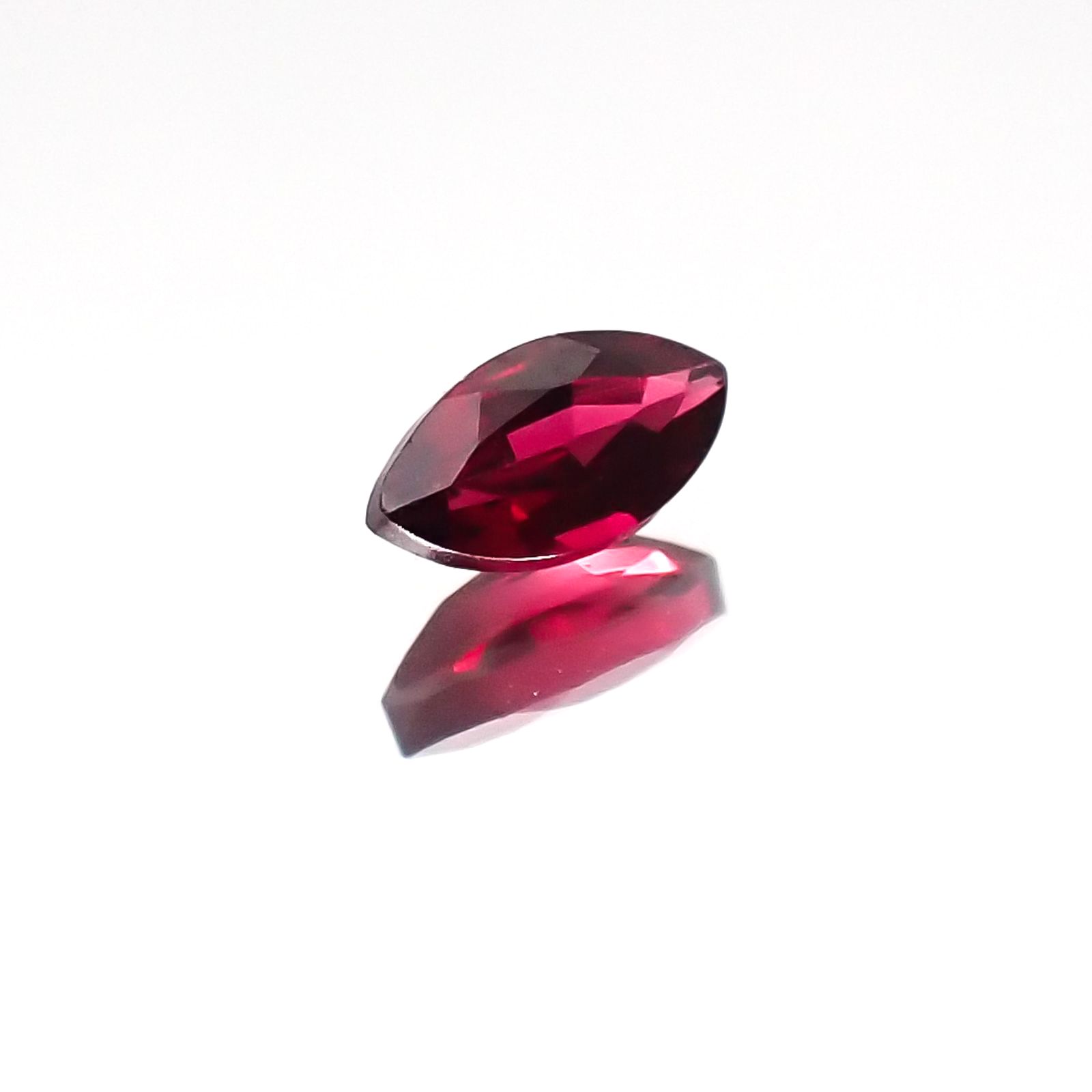レッドスピネル(宝石名レッド・スピネル)タンザニア産 0.19ct 識別済[231124097]4.8x2.6mm前後