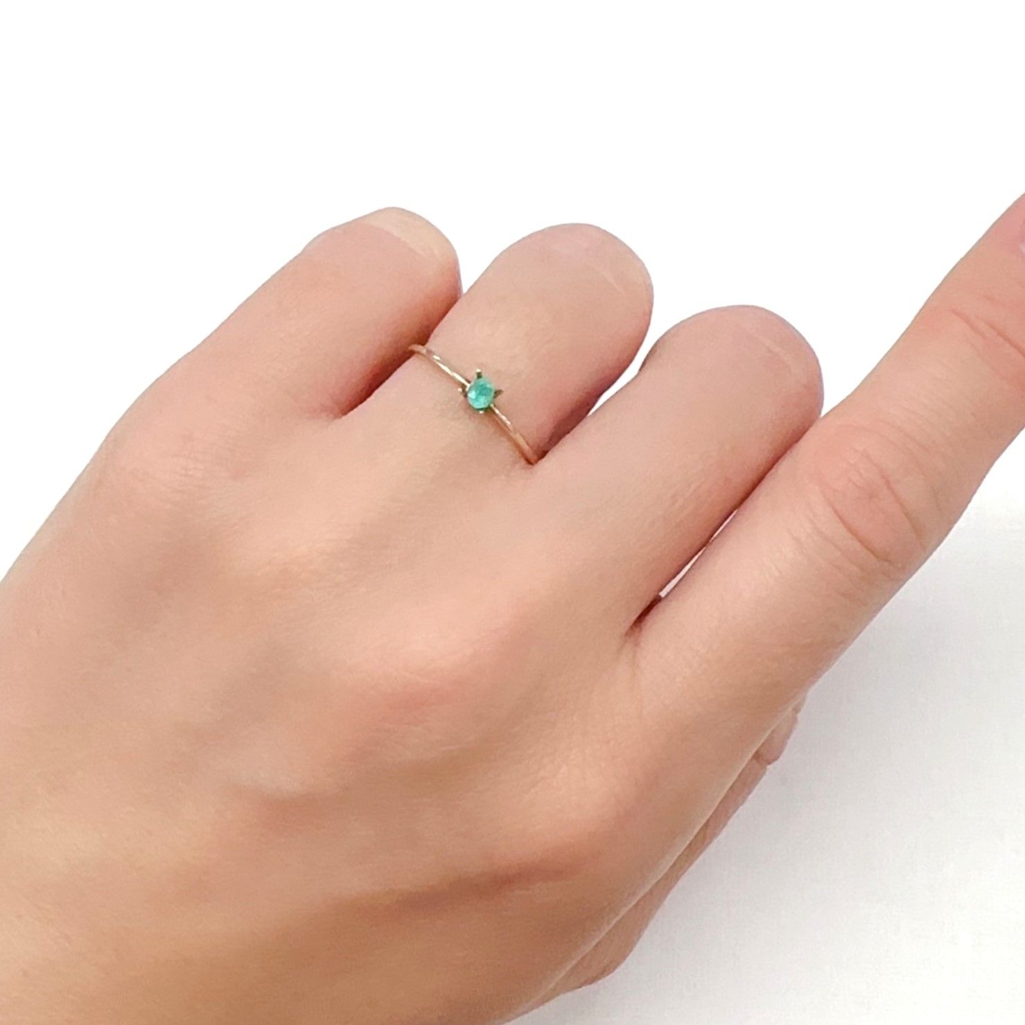 パライバトルマリン ブラジル・パライバ州バターリャ鉱山産 0.093ct[240326519]3.1x2.4mm前後