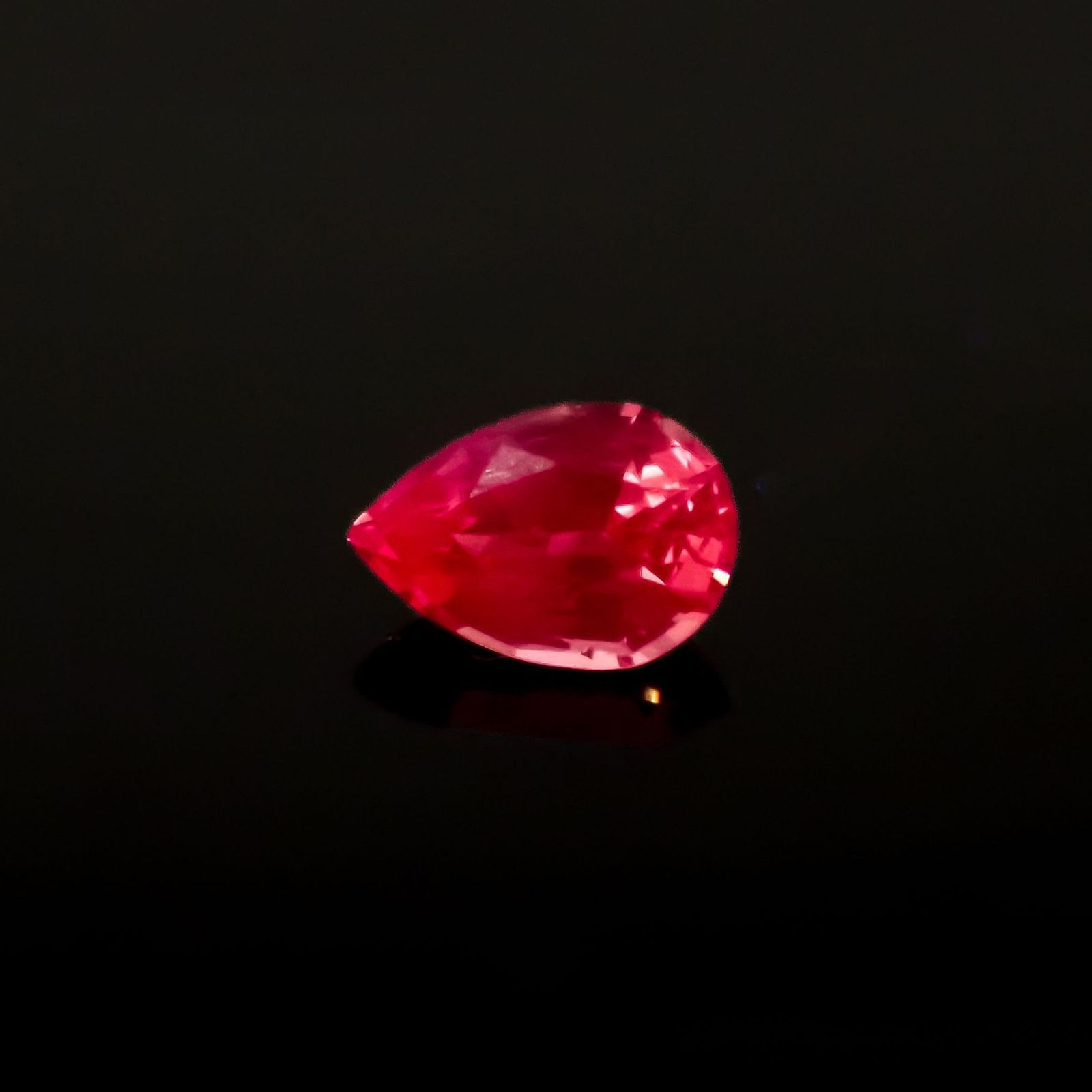 ホットピンクスピネル(宝石名ピンク・スピネル)タンザニア産 識別済 0.24ct / 4.7x3.2mm前後 [220817356]