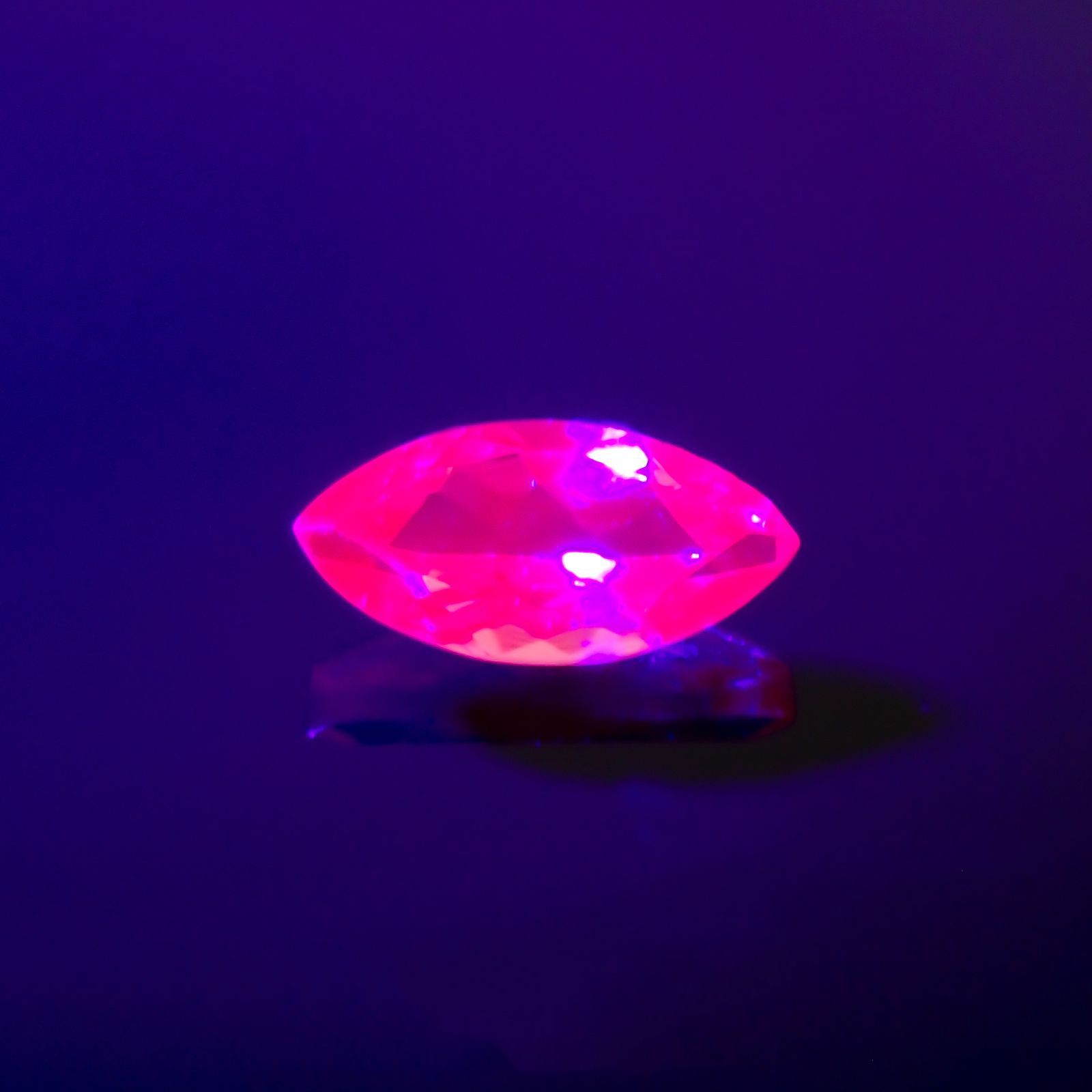 ホットピンクスピネル(宝石名ピンク・スピネル)タンザニア産 0.45ct 識別済[230823038]7.2x3.5mm前後