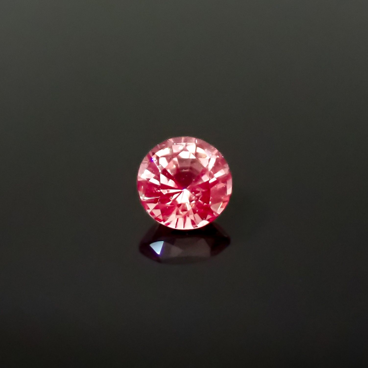 ドラゴンガーネット タンザニア産 0.60ct / 5x5mm前後 [260532239]