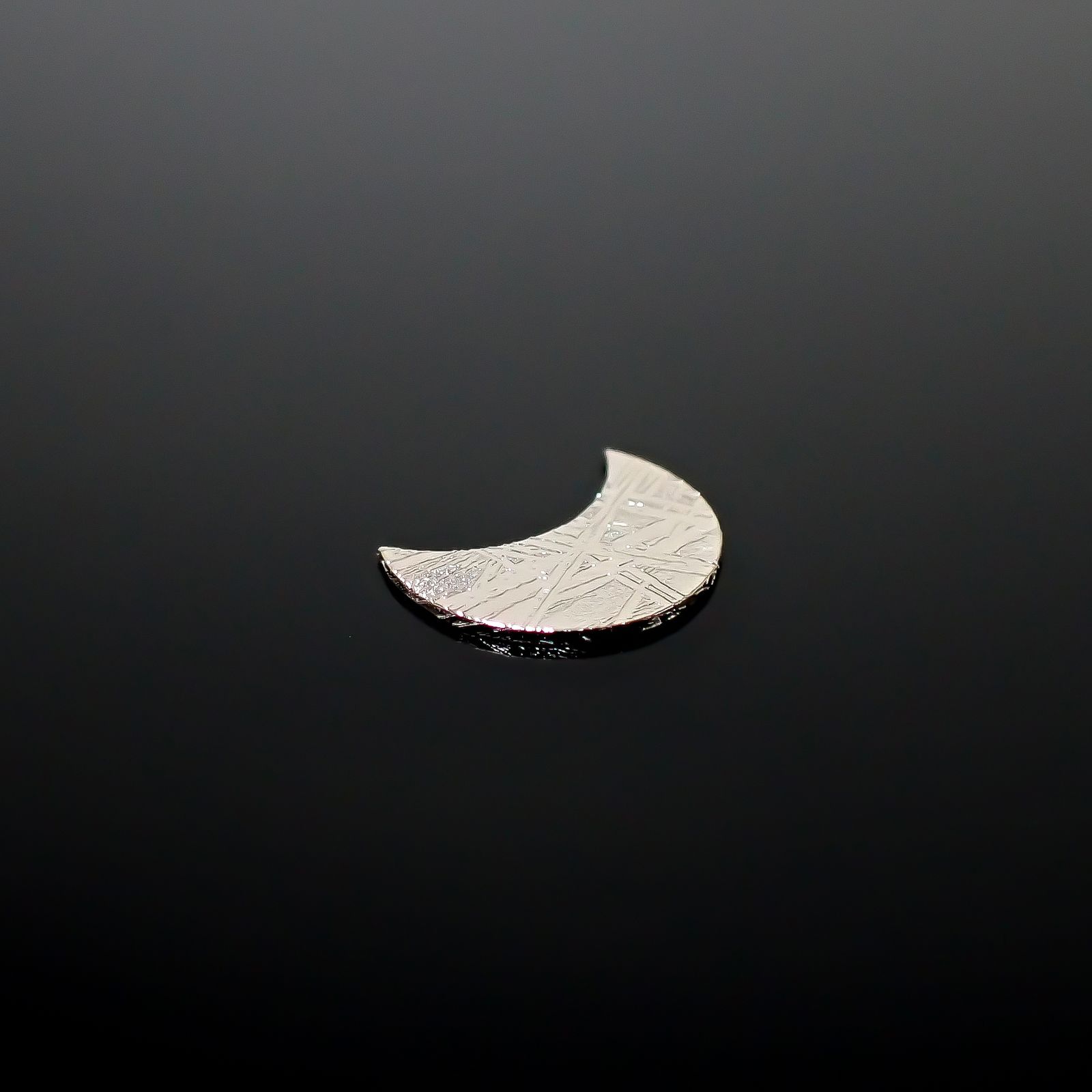 ◇カスタムカット・ムーン◇アルタイ隕石 発見地：中国 0.85ct [250129806]10x7.5mm前後