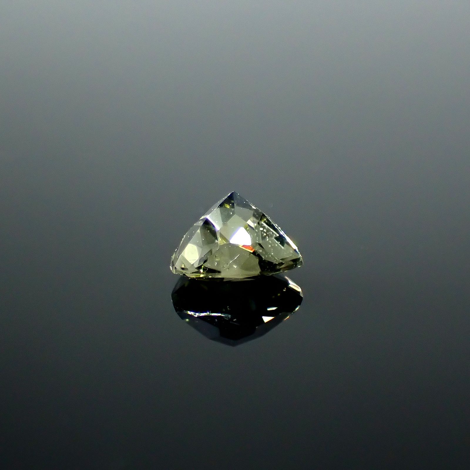 コーネルピン スリランカ産 0.95ct / 6.4x6.3mm前後 [251031234]