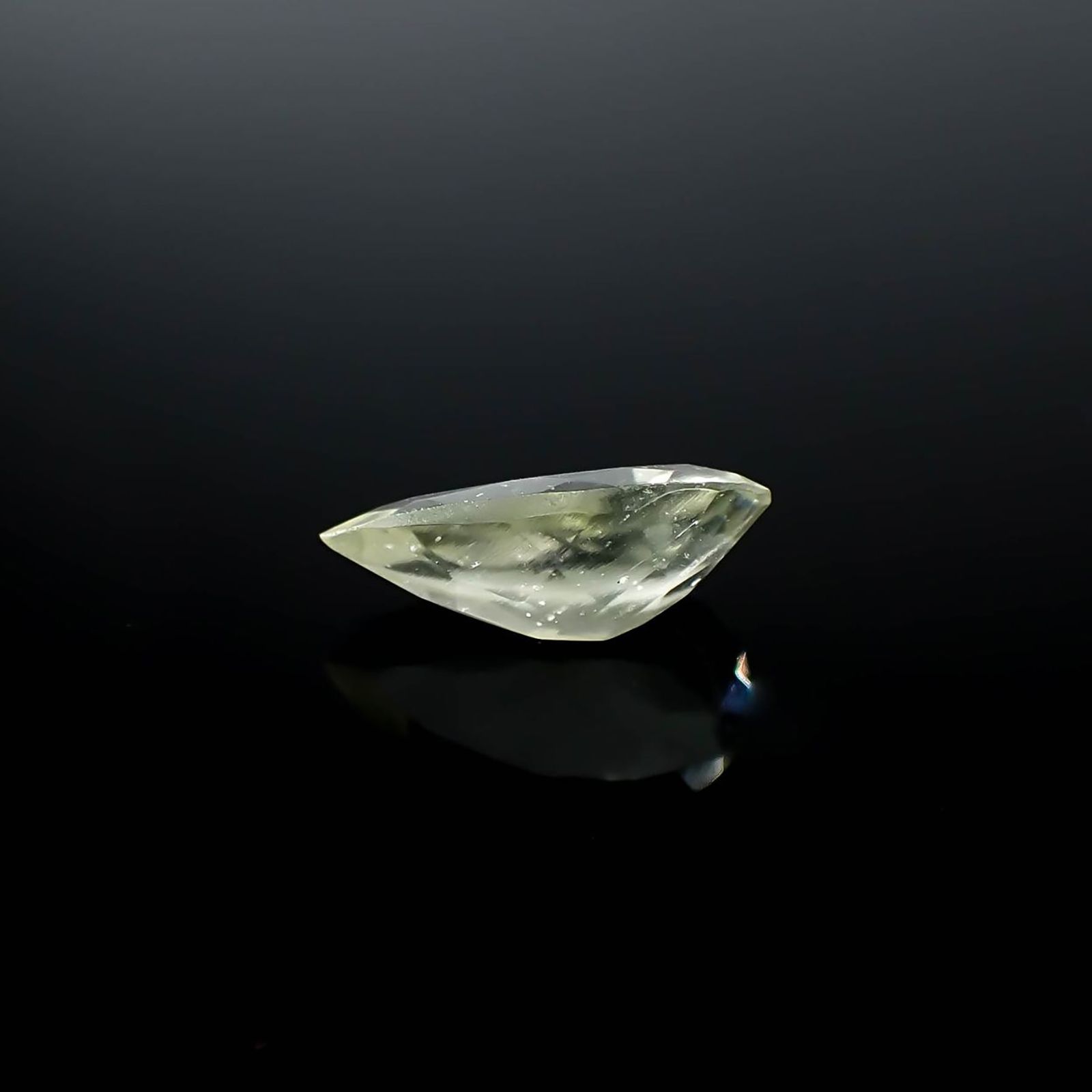 リビアングラス 発見地：エジプト・リビア砂漠 3.39ct / 15.8x8.7mm前後 [251131307]