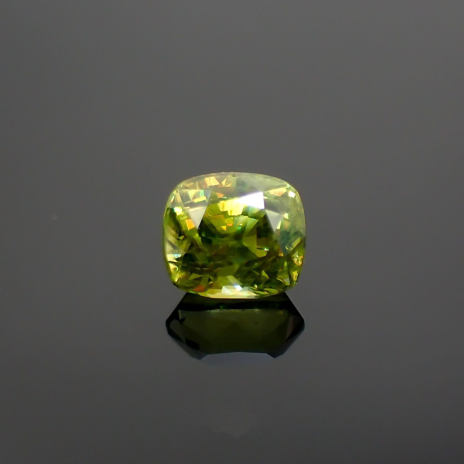 スフェーン(宝石名スフェーン) マダガスカル産 ソ付(彩珠) 0.863ct / 5.4x4.8mm前後 [210712013]