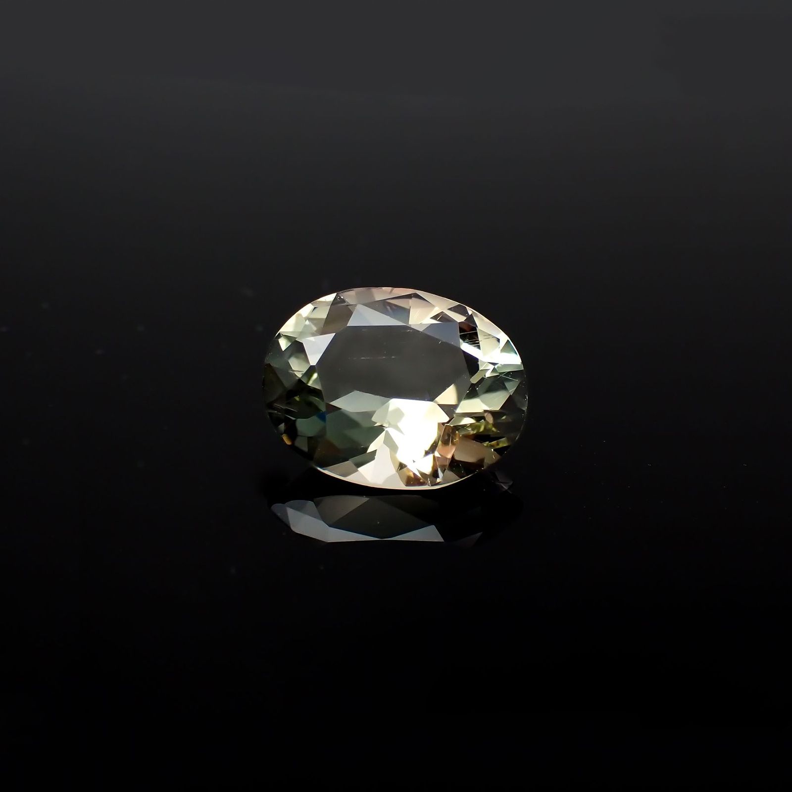 バイカラーオレゴンサンストーン アメリカ・オレゴン州産 2.18ct / 10.1x8mm前後 [221018705]