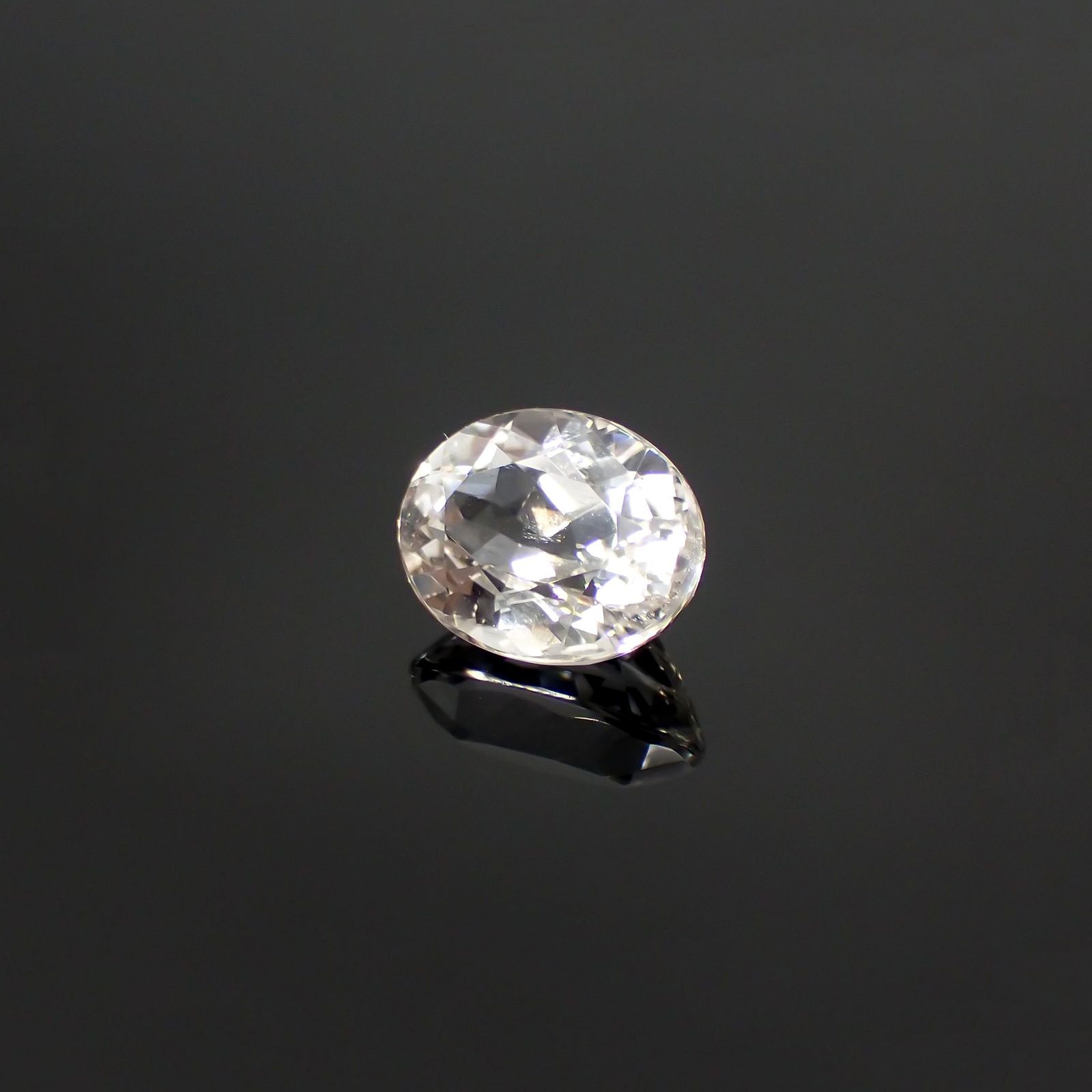 カラーレススポジュミン(宝石名ホワイト・スポジュミン) ブラジル産 2.91ct 識別済[210812622]9.8×7.6mm前後