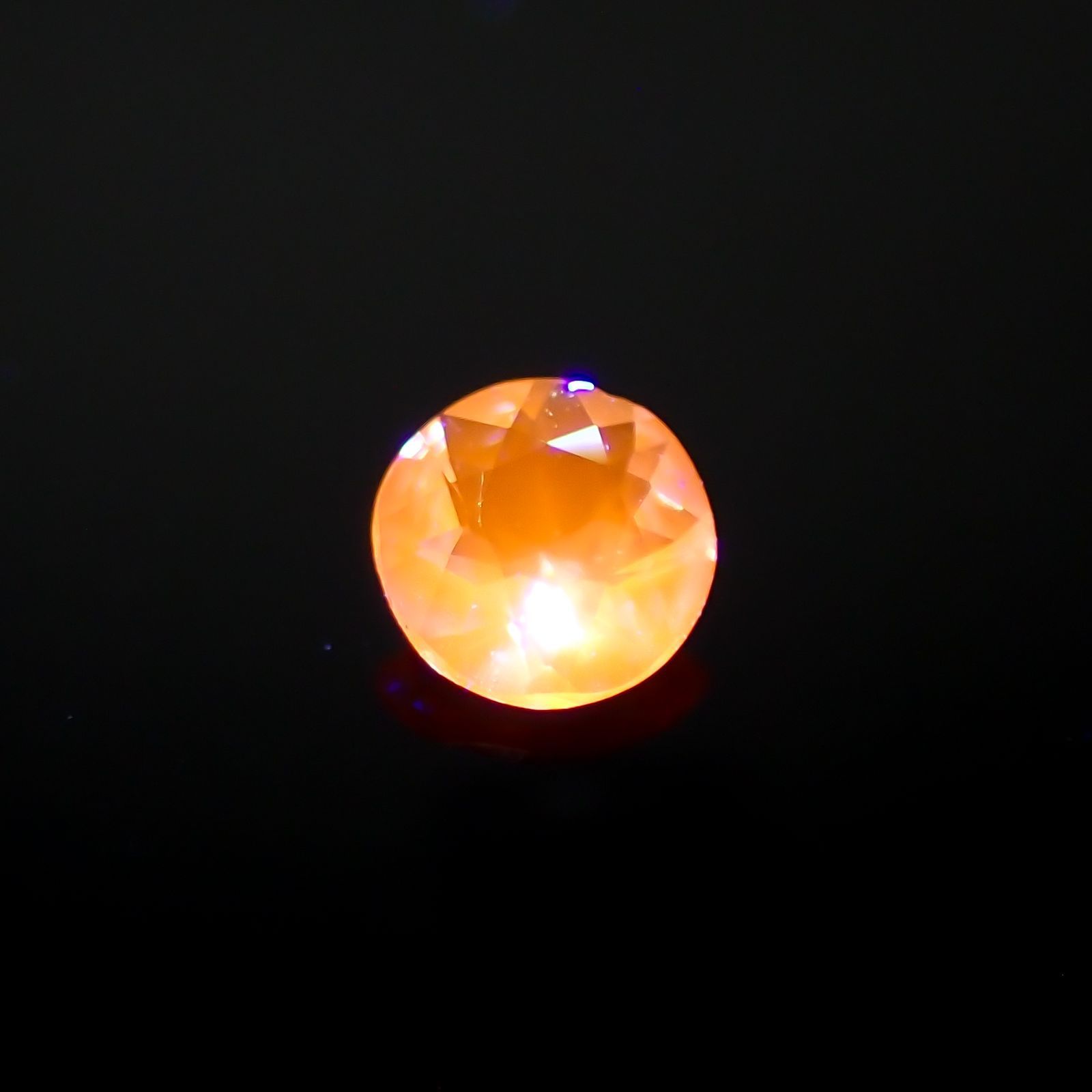 アウイナイト フルオレッセンス(宝石名アウイナイト)ドイツ産 0.035ct 識別済[220114528]2.4x2.4mm前後