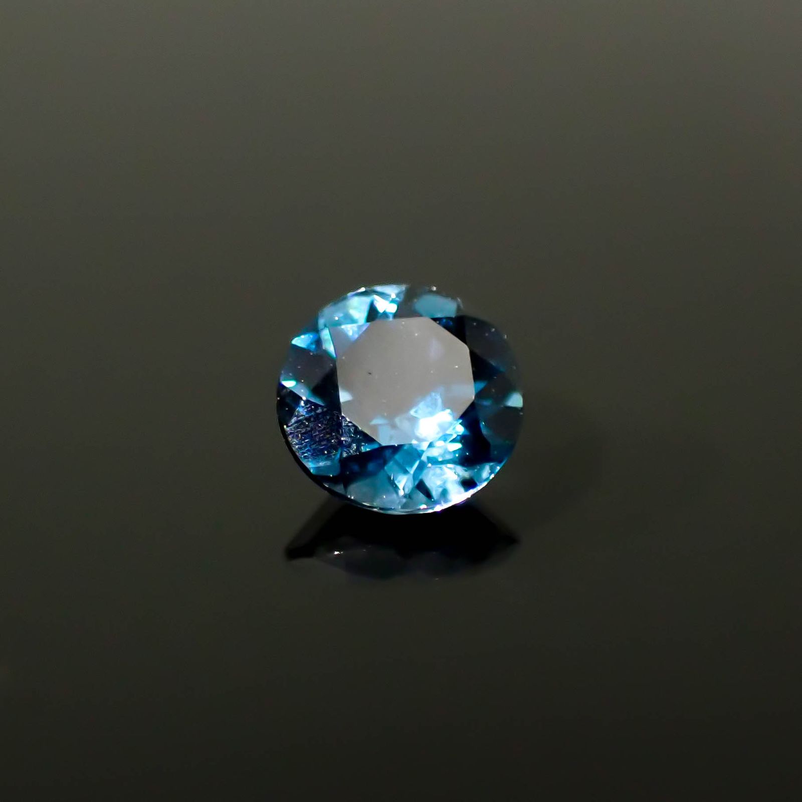 ロンドンブルートパーズ ブラジル産 0.83ct / 6x6mm前後 [250931129]