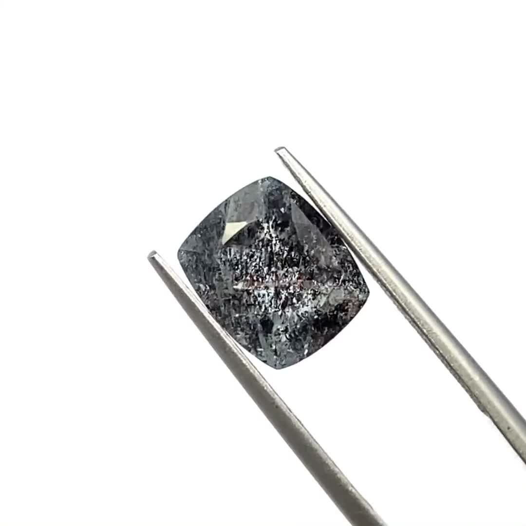 アクアマリンの魅力とは？特徴や高品質な宝石の選び方を解説 | TOP