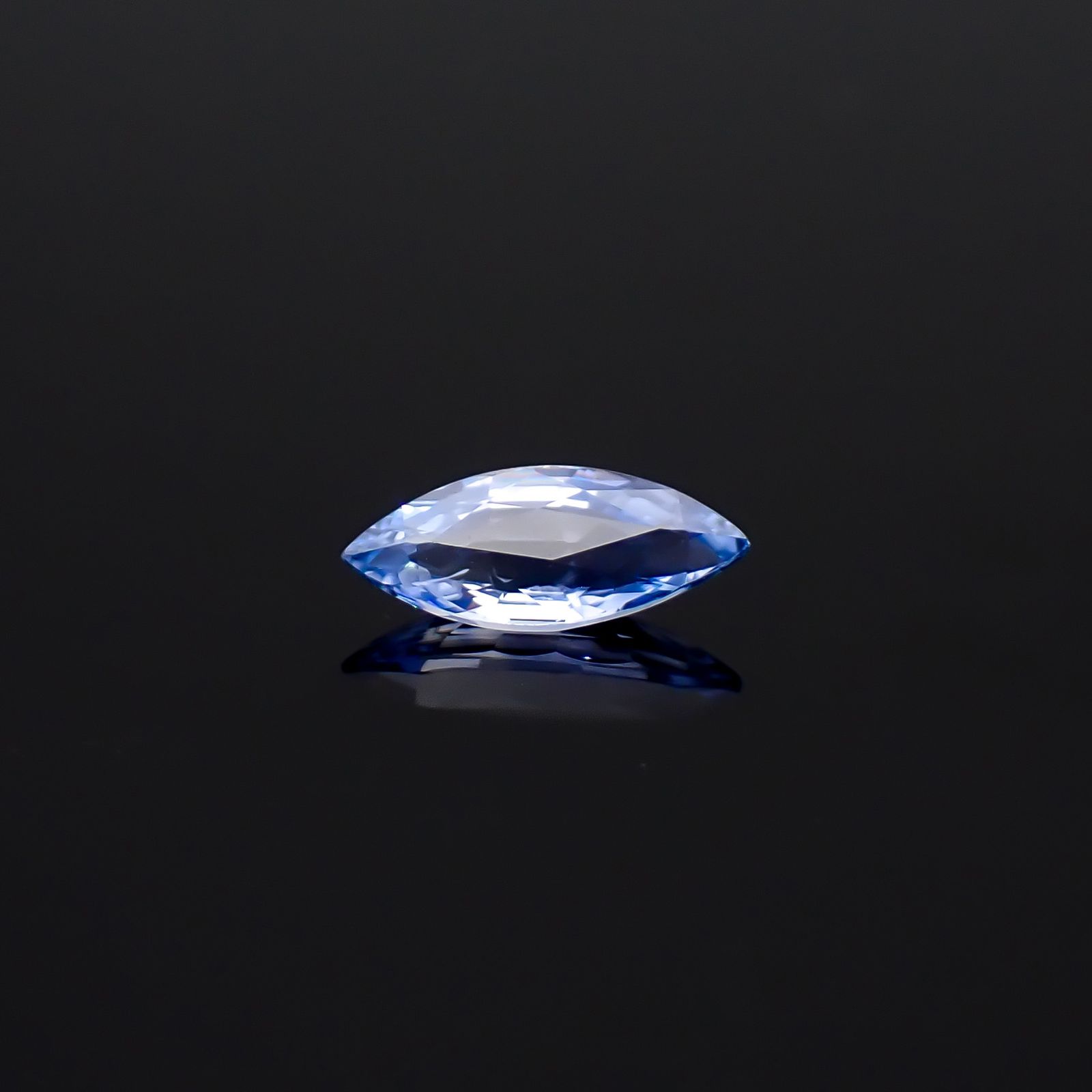 アイスブルーサファイア スリランカ/マダガスカル産 0.37ct / 7.3x3.1mm前後 [260632475]