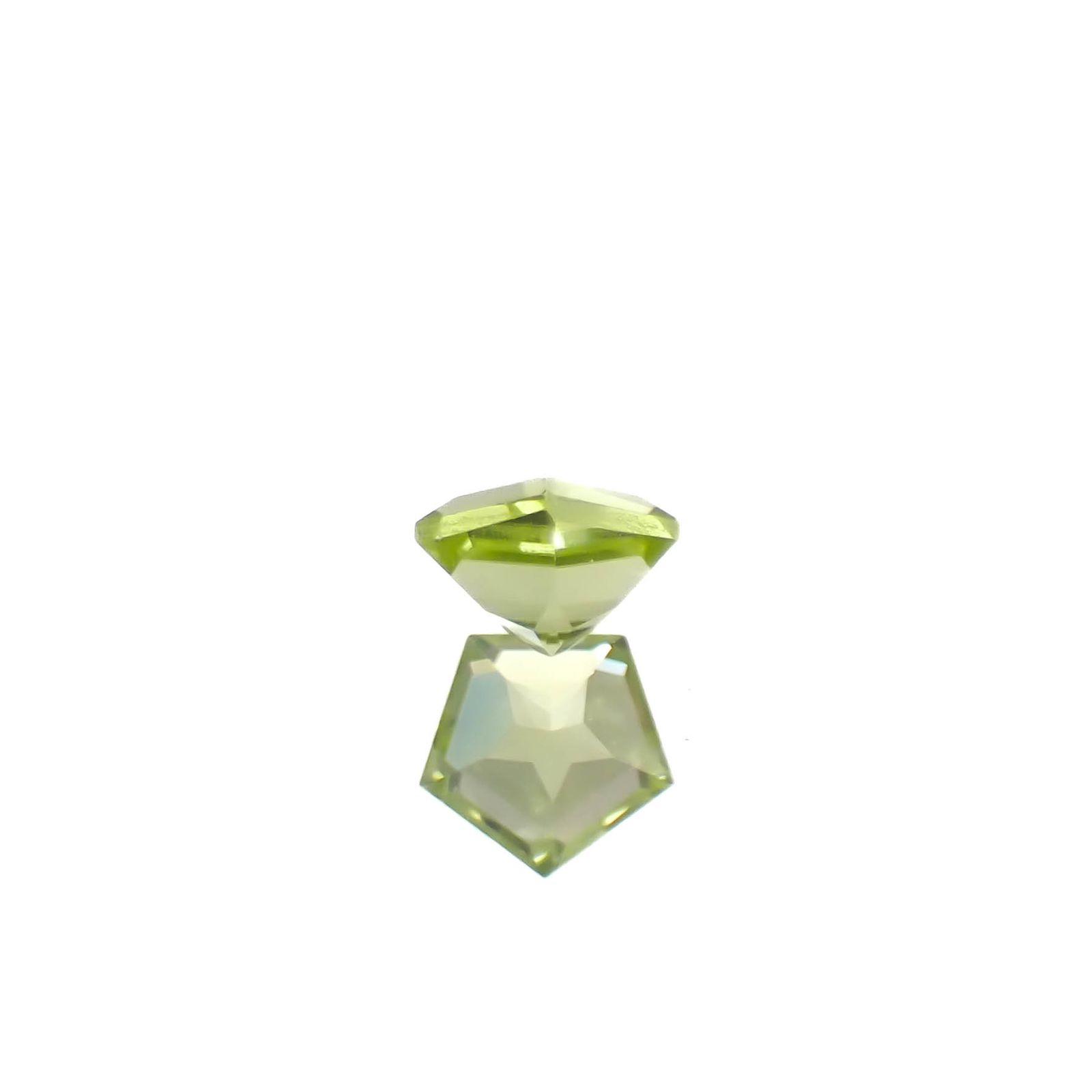 ◇ペンタゴンカット◇ペリドット(宝石名ペリドット)アメリカ産 0.27ct 識別済[250330113]4.1x4.2mm前後