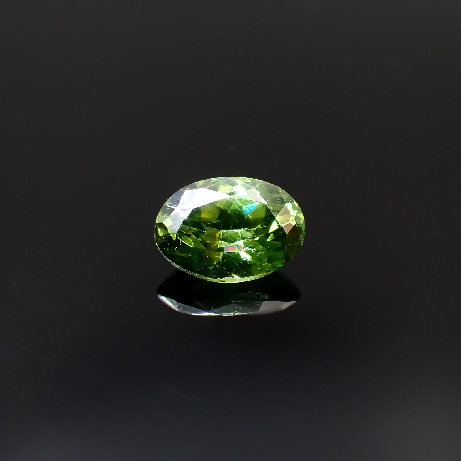 グリーンスファレライト(宝石名グリーン・スファレライト)ブルガリア産 0.329ct ソ付(彩珠)[231224522]4.7x3.4mm前後