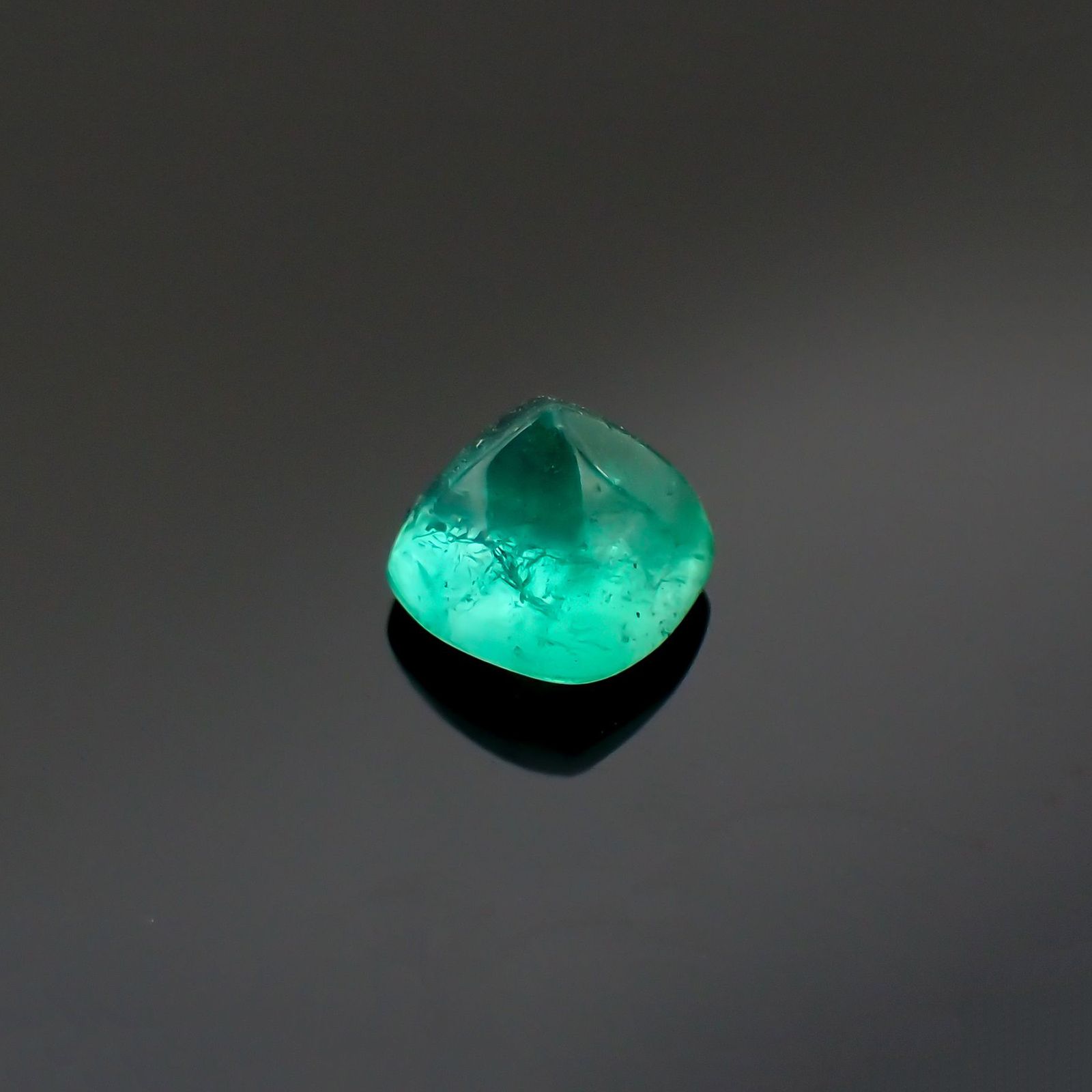 ◇シュガーローフカット◇エメラルド(宝石名エメラルド)コロンビア産 0.54ct 識別済[220515954]4.6x4.6mm前後
