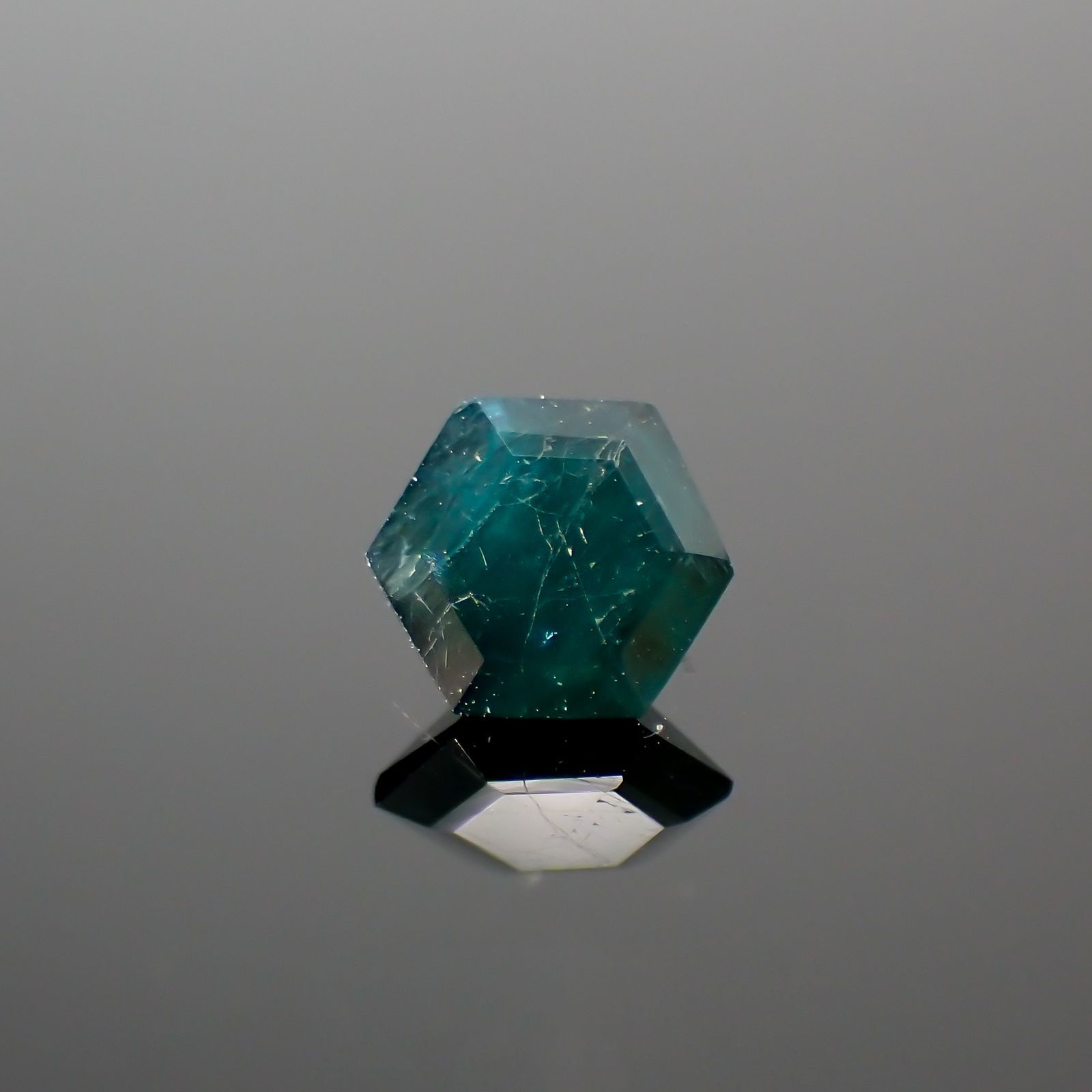 ◇ヘキサゴンカット◇グランディディエライト(宝石名グランディディエライト) マダガスカル産 識別済 0.51ct / 4.9x4.9mm前後 [210813062]