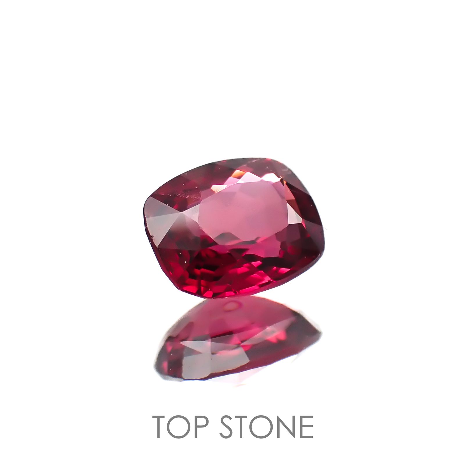 レッドスピネル(宝石名スピネル)ビルマ/マダガスカル産 0.75ct 識別済[220817541]5.9x4.9mm前後
