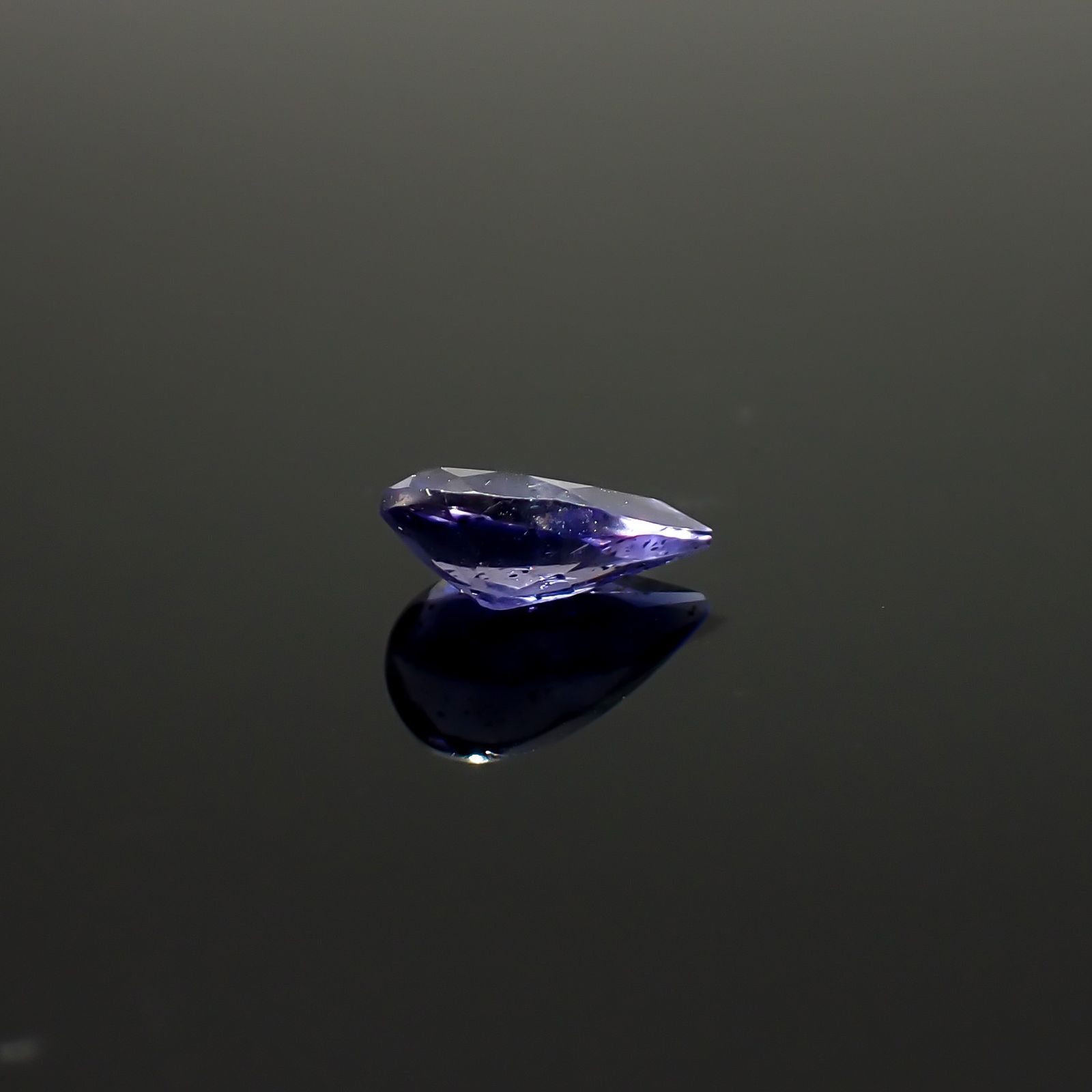 アイオライトサンストーン インド/ブラジル産 0.60ct / 7.9x5mm前後 [260932630]