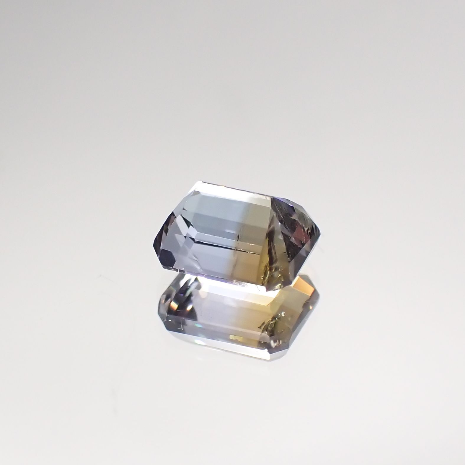 バイカラータンザナイト(宝石名バイカラー・ゾイサイト) タンザニア産 0.752ct ソ付(彩珠)[210711581]5.5×4.4mm前後