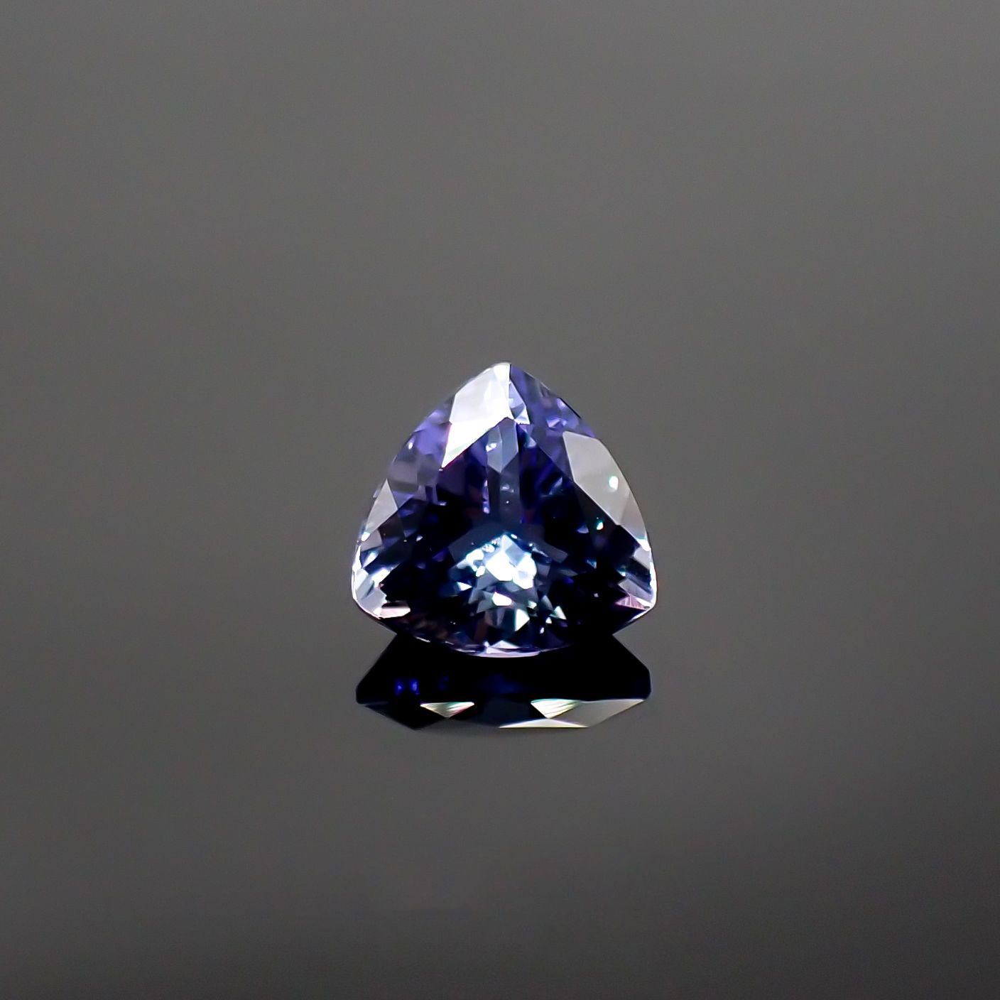 バイカラータンザナイト(宝石名タンザナイト) タンザニア産 1.413ct ソ付(彩珠)[210711822]7.1×7mm前後