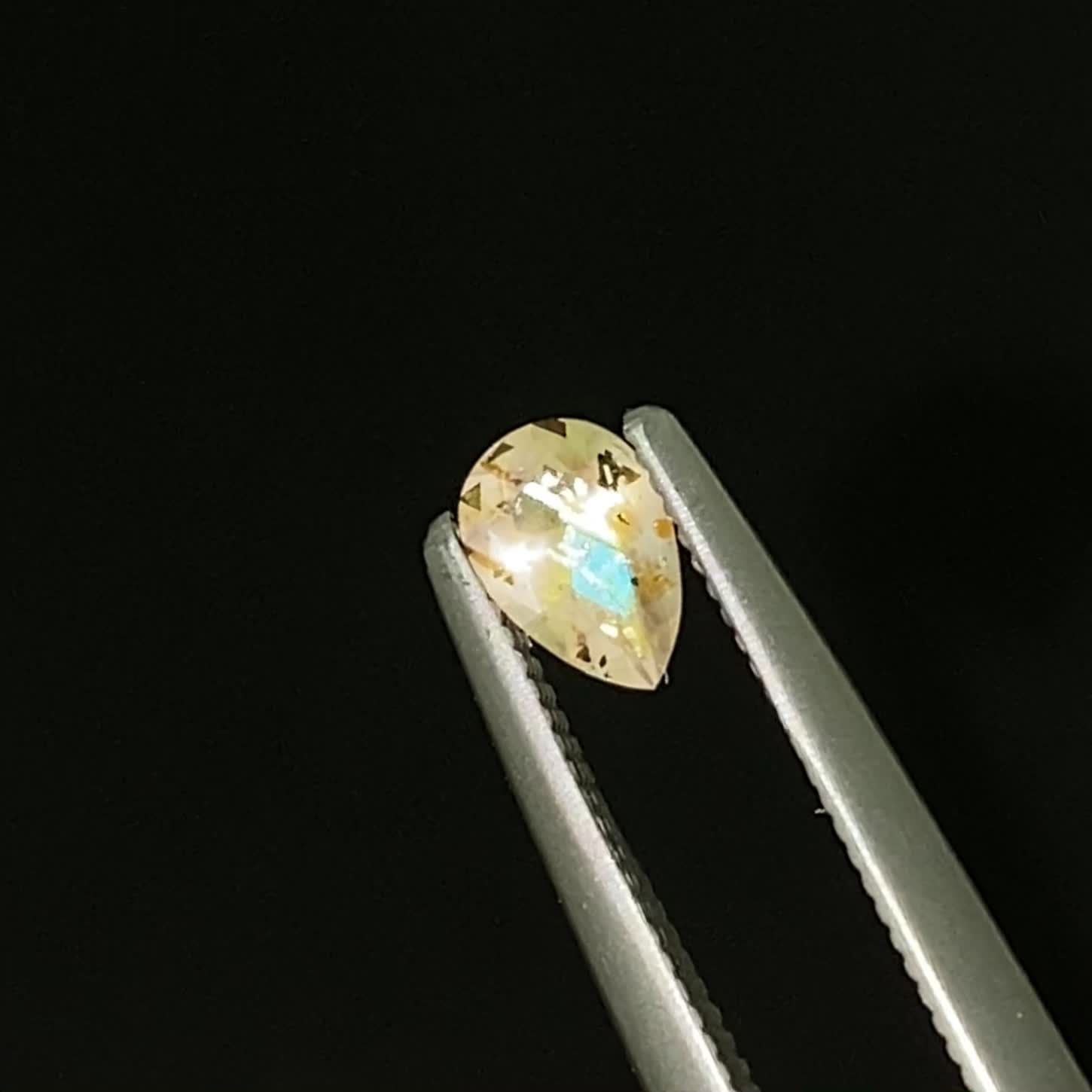 レインボーラティスサンストーン オーストラリア産 0.18ct / 4.8x3.2mm